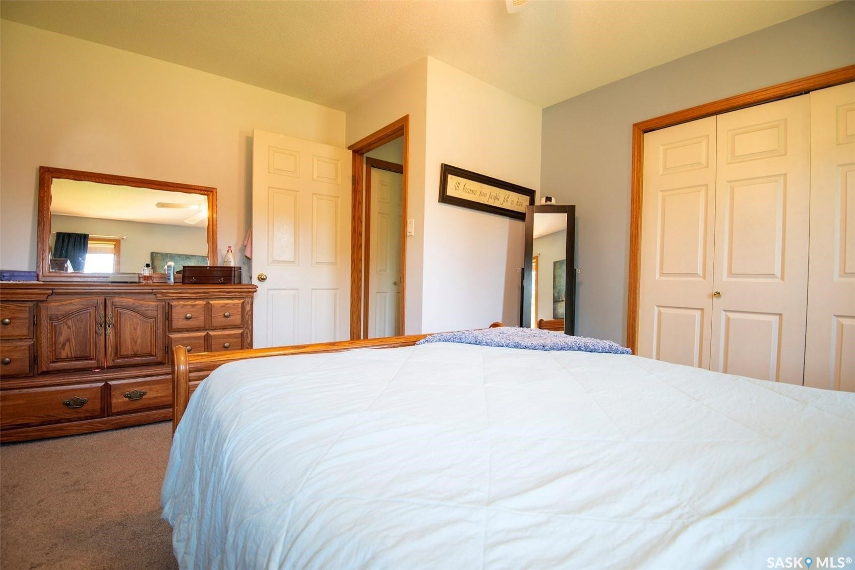 Wall-to-wall carpeting and neutral wall tones