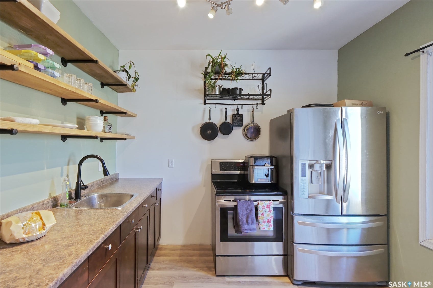 1042 Algoma Avenue, Moose Jaw SK S6H 3Z5