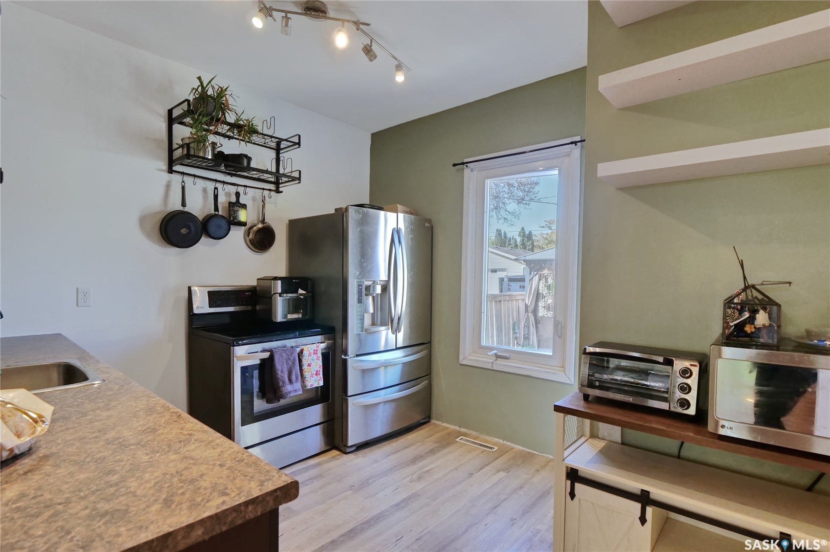 1042 Algoma Avenue, Moose Jaw SK S6H 3Z5