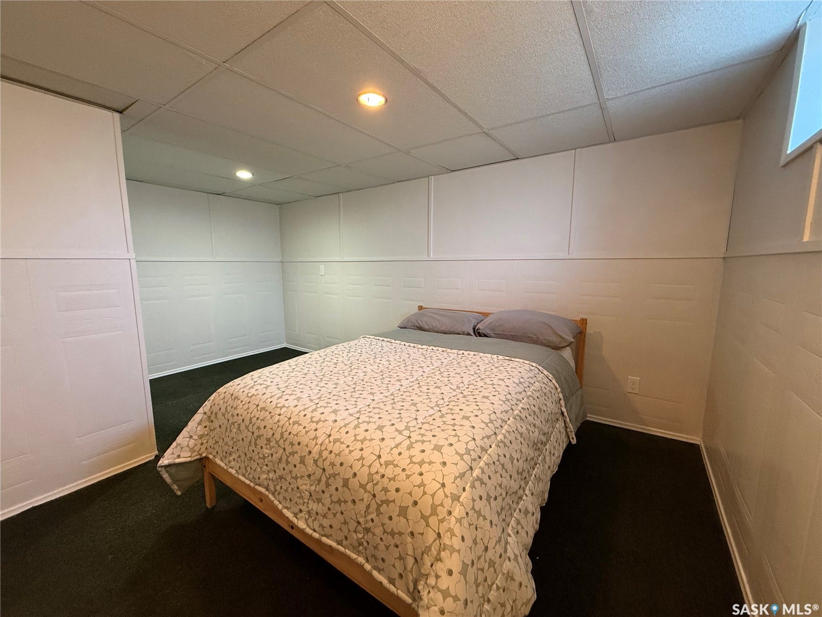 Drop ceiling with recessed lighting