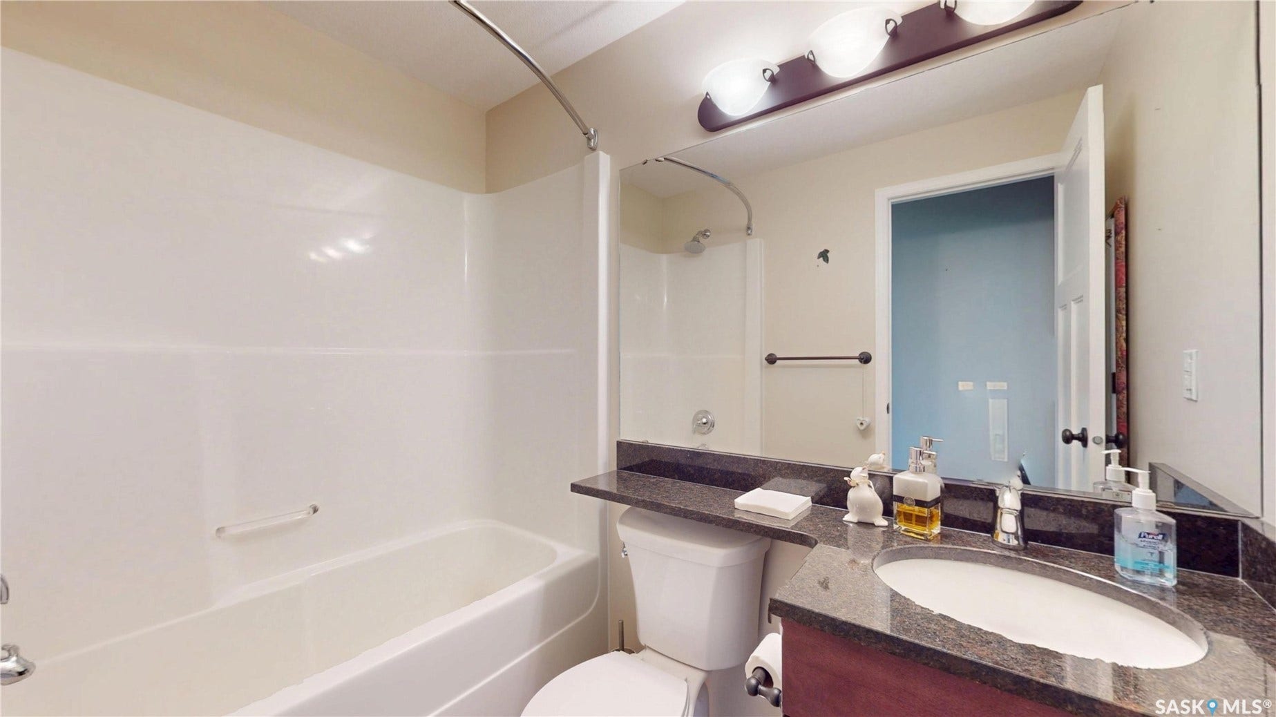 1220 Blackfoot Drive, #415, Regina SK S4S 6T2 The main bath is also a 4 pce bath