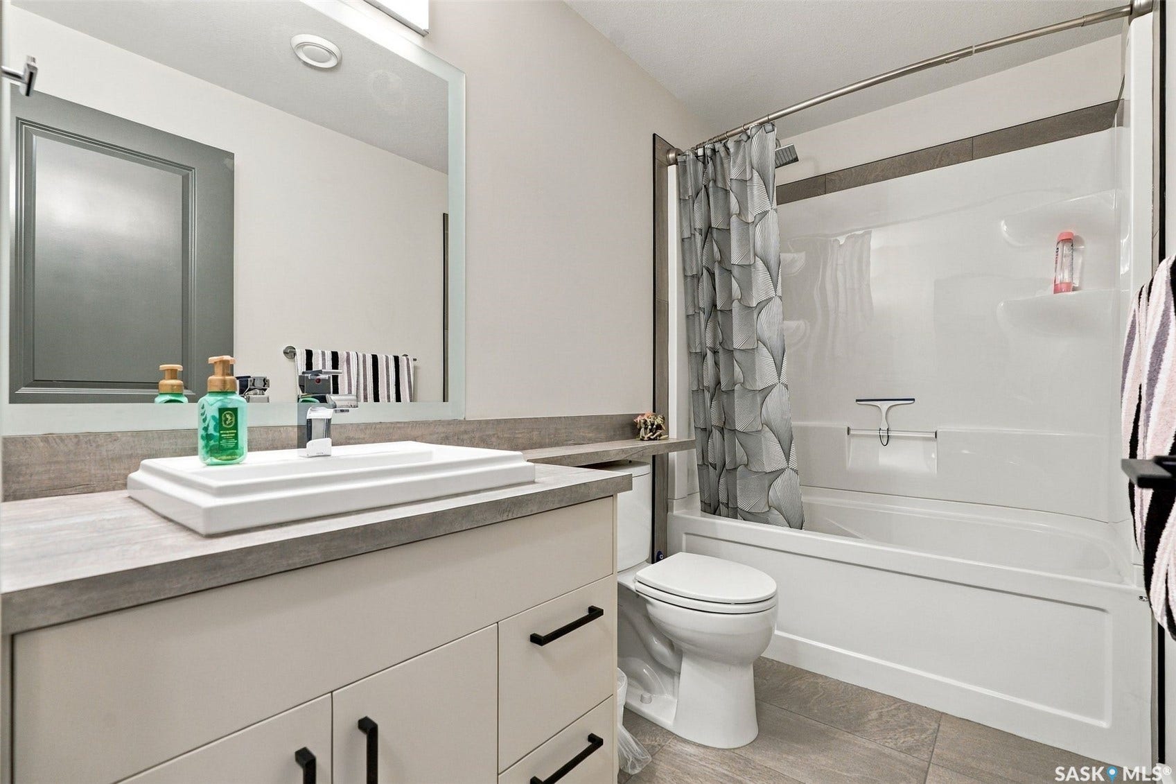 1119 Pringle Way, Saskatoon SK S7T 0V4