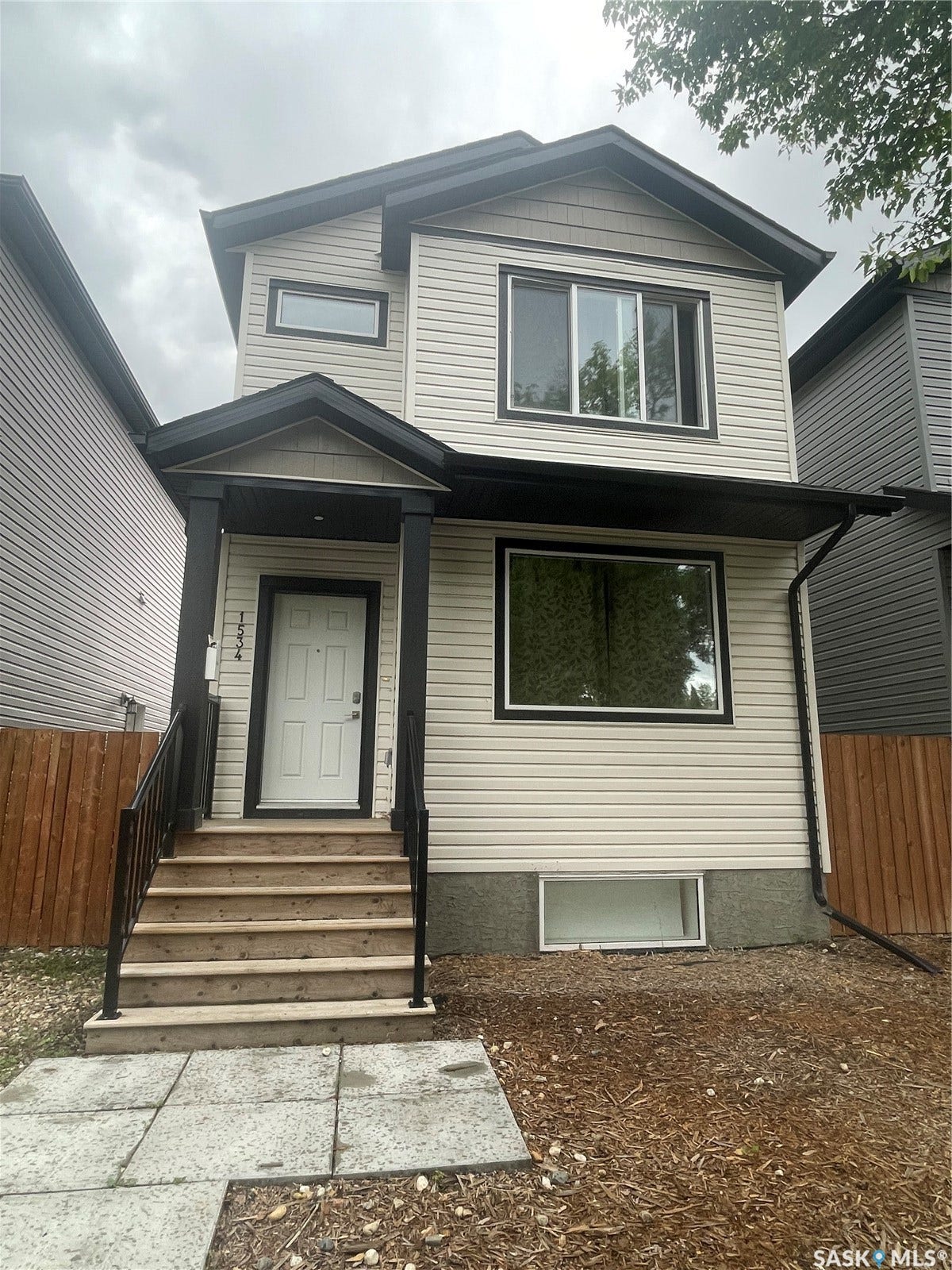 1530 B Avenue N, Saskatoon SK S7L 1H1