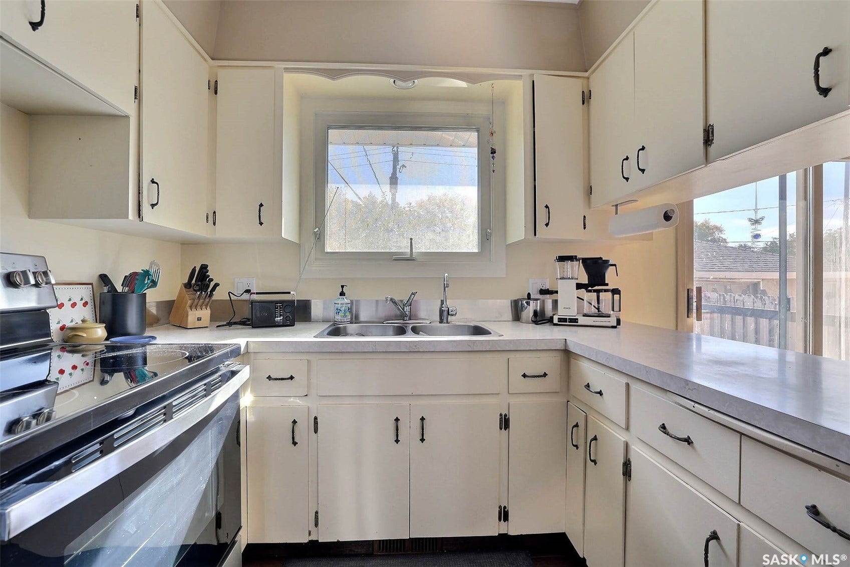 1425 9th Avenue N, Regina SK S4R 0E6