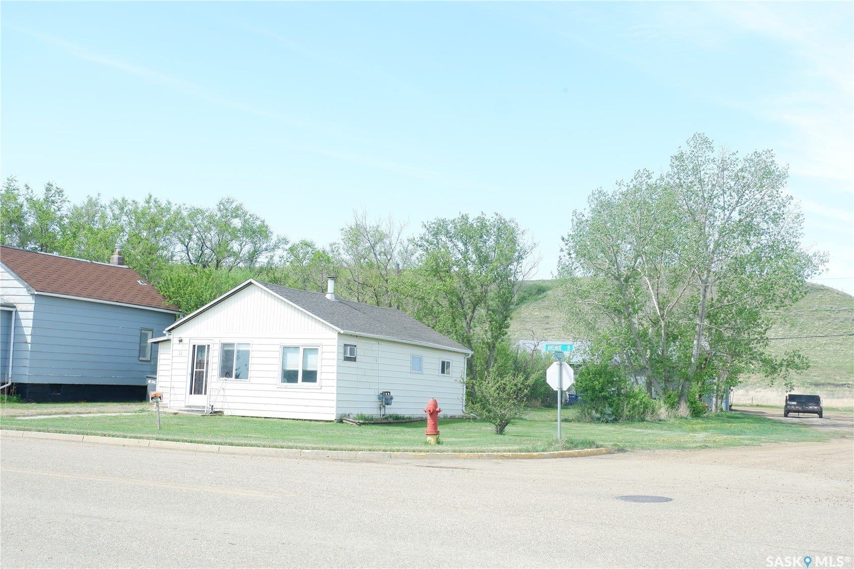 View of front of property featuring a front lawn