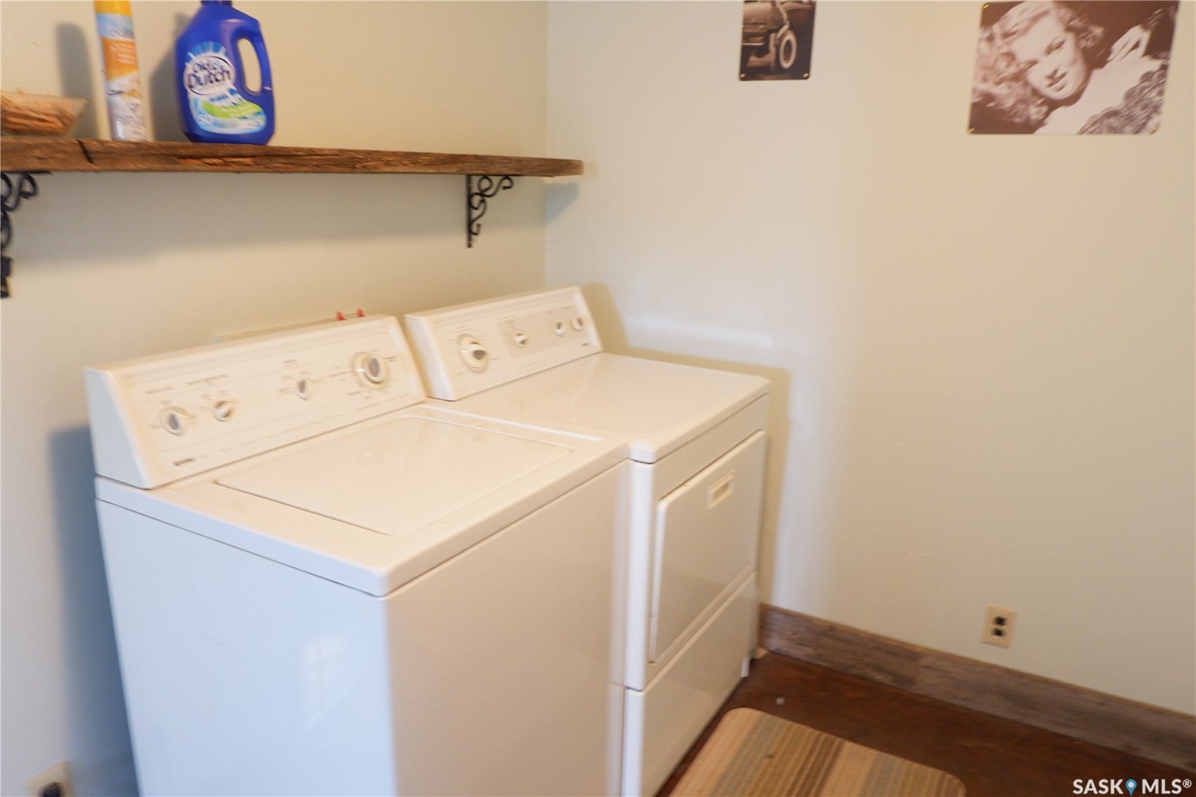 Washroom with independent washer and dryer