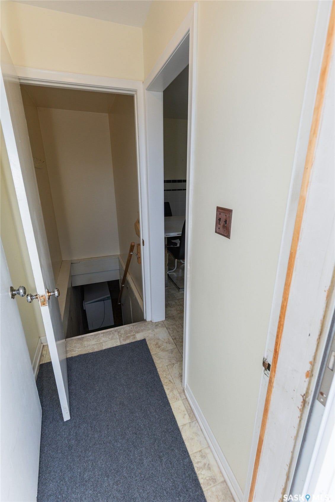 entrance and stairs to the basemnt