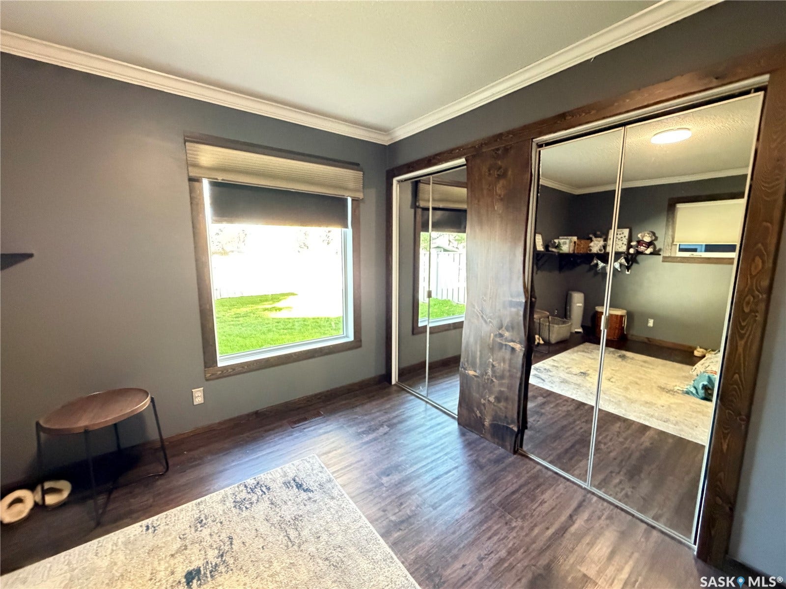 Crown molding with dark wall paint