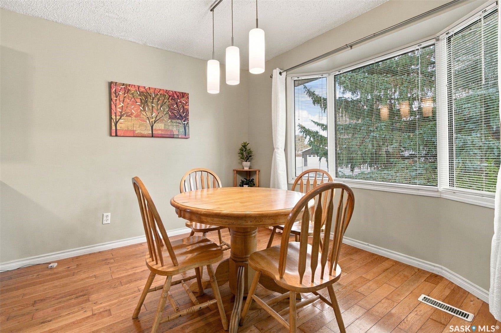 Dining area with Hardwood floors