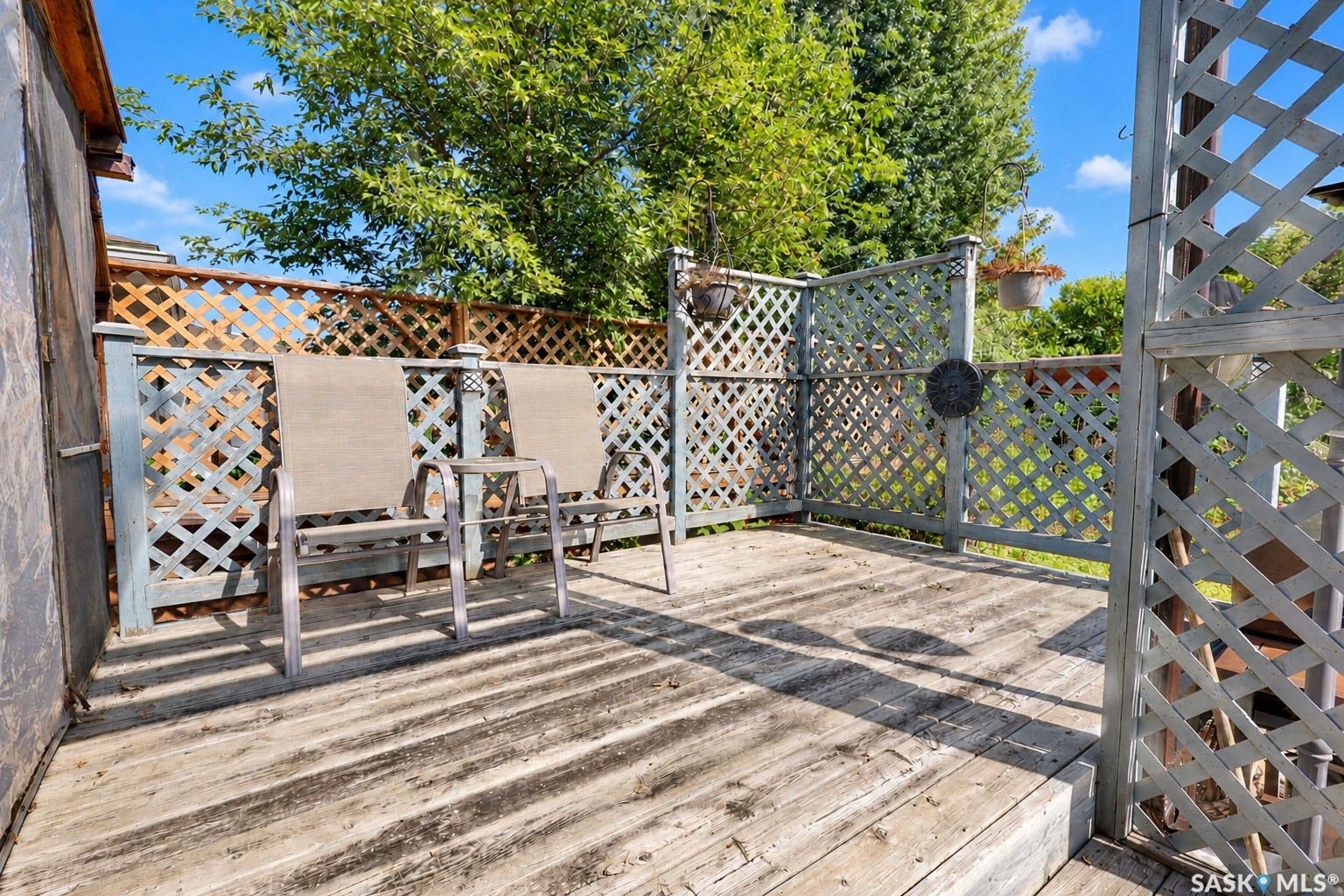 Deck with lattice fencing and privacy screens
