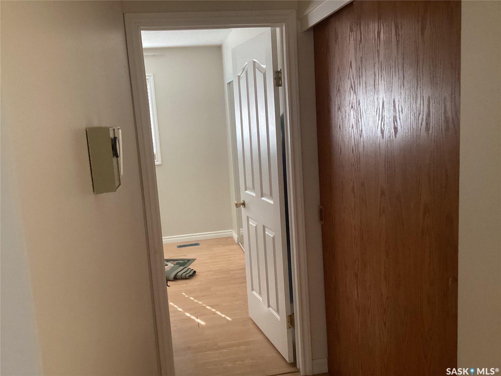 Wood-finish flooring with neutral wall tones