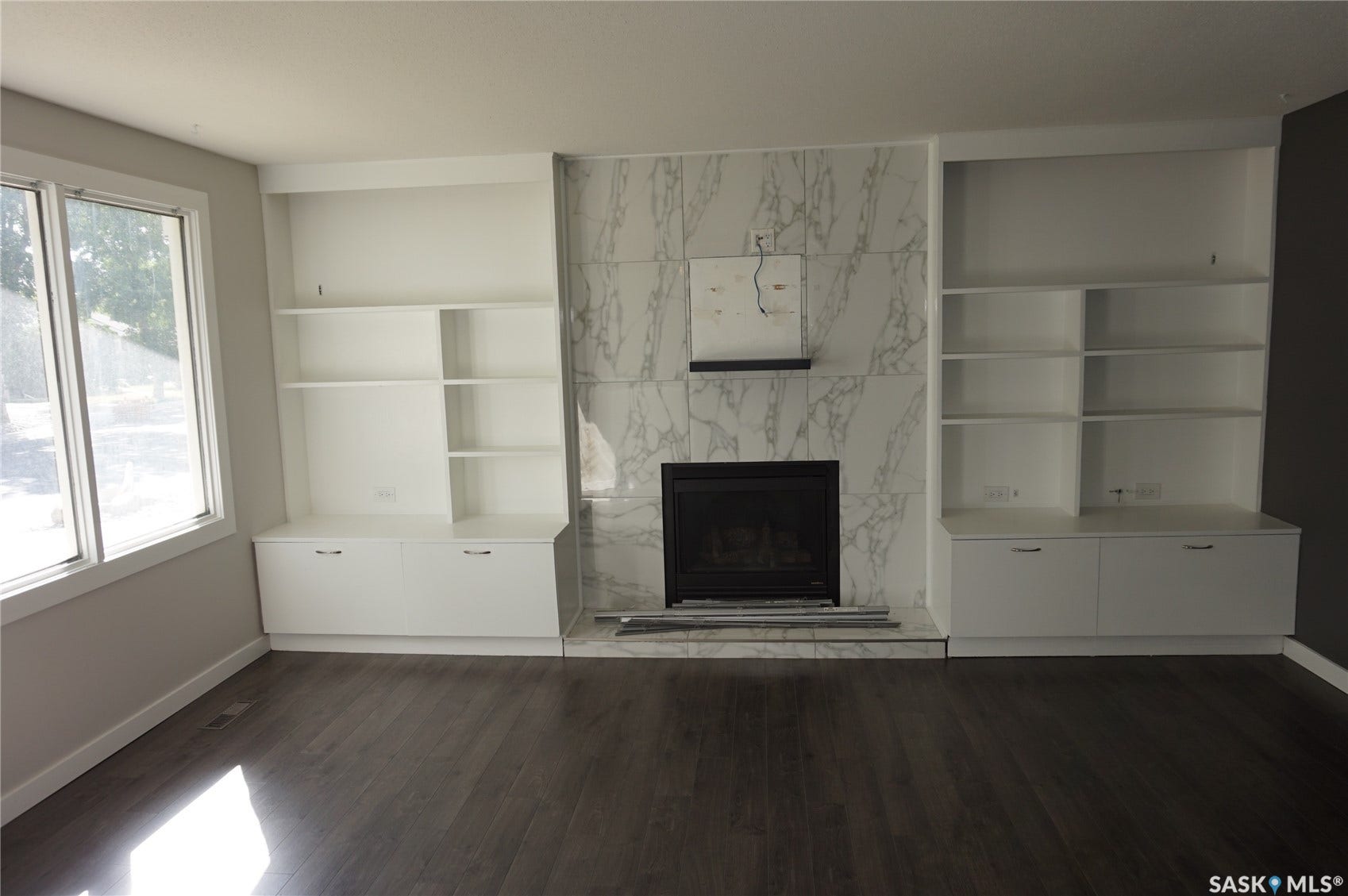 Living room with Fireplace