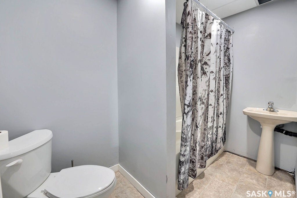 Pedestal sink, toilet, and shower with tub
