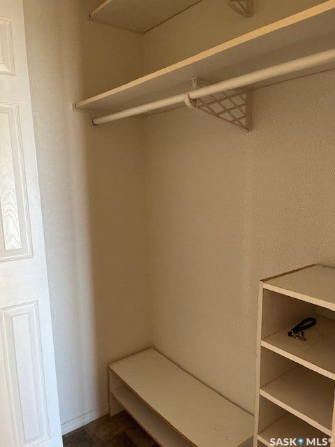 Integrated closet shelving system with hanging rod and modular storage unit