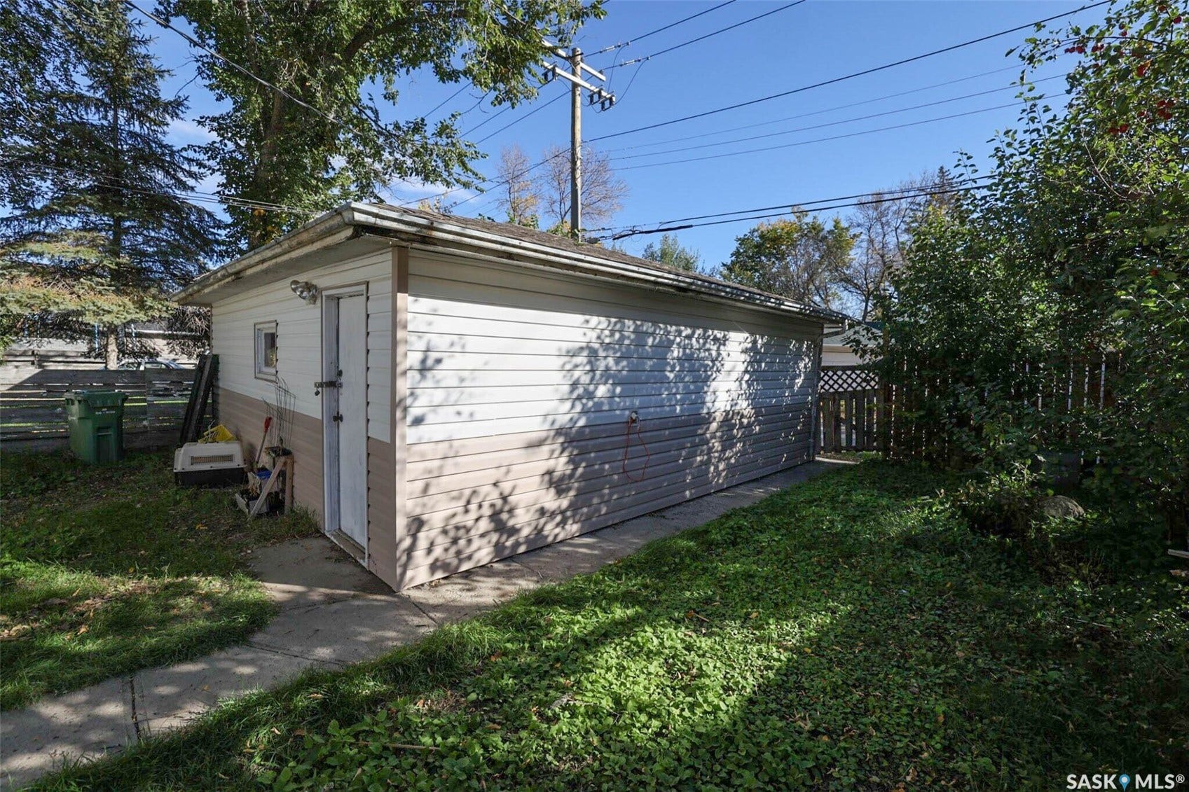 1021 Campbell Street, Regina SK S4T 5P5 Detached garage with horizontal siding, a side entry door, and a small window