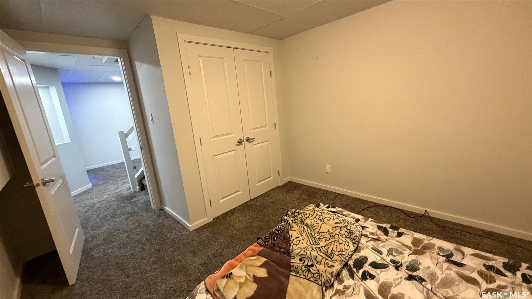 Carpeted room with double-door closet