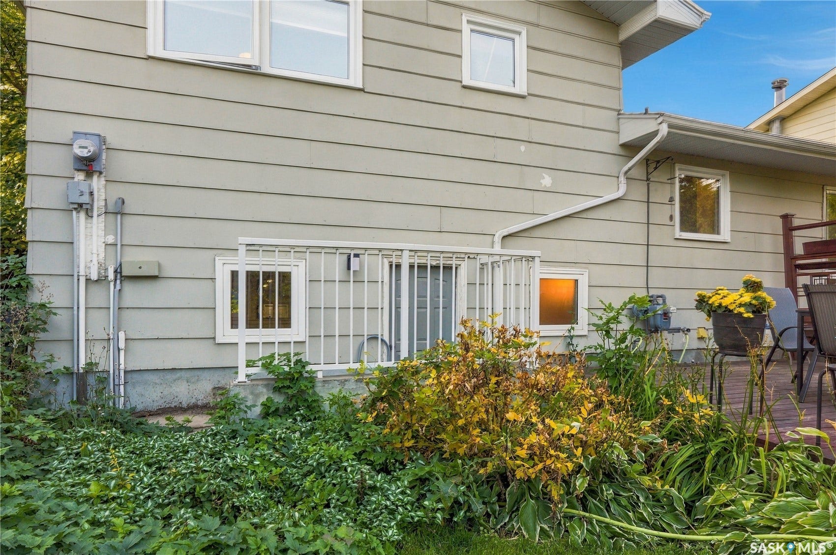 Show's the separate entrance leading to the 3rd level