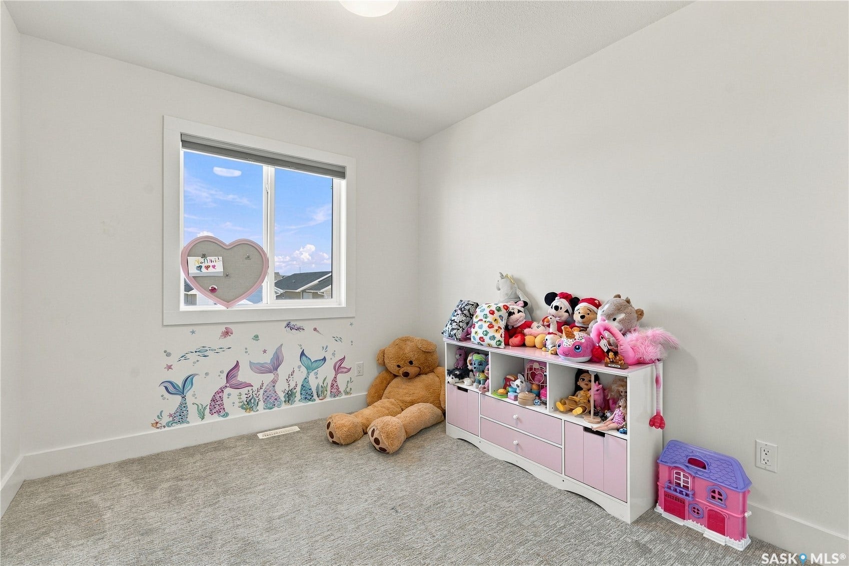 Recessed ceiling lighting, a single window, white walls, and gray carpet