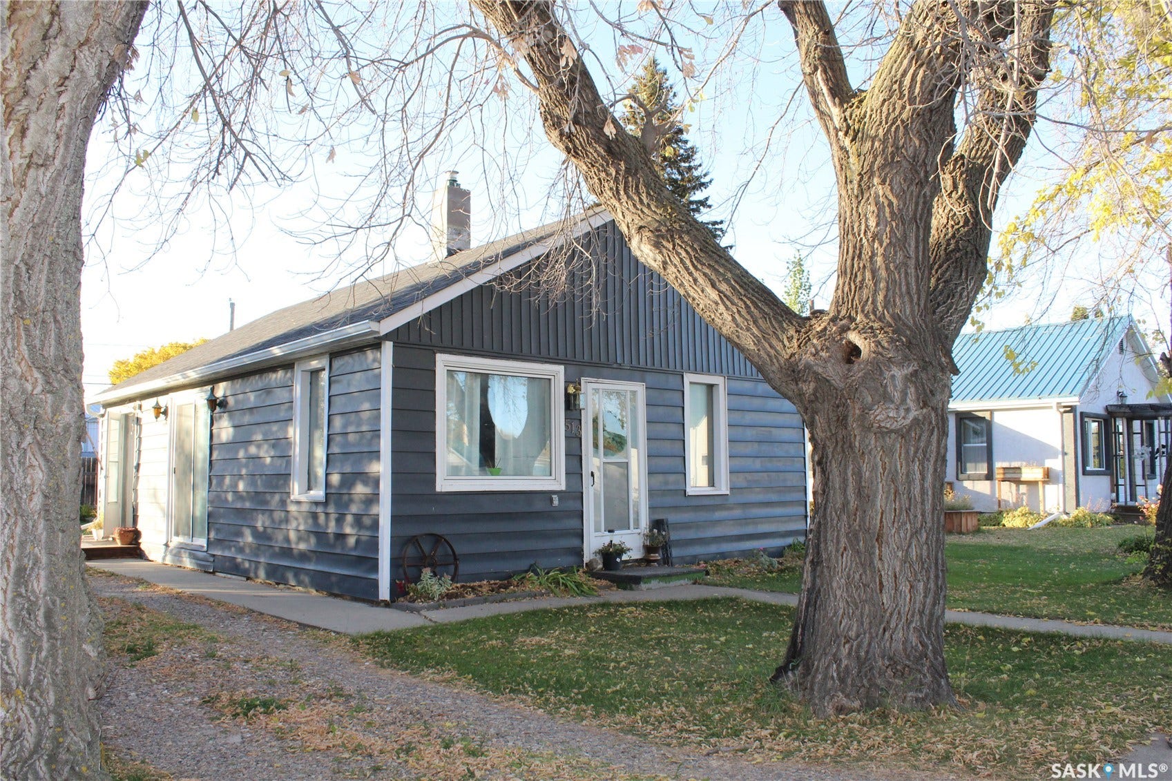 513 2nd Street W, Wilkie SK S0K 4W0 Single-story residential structure with gray horizontal siding and white trim