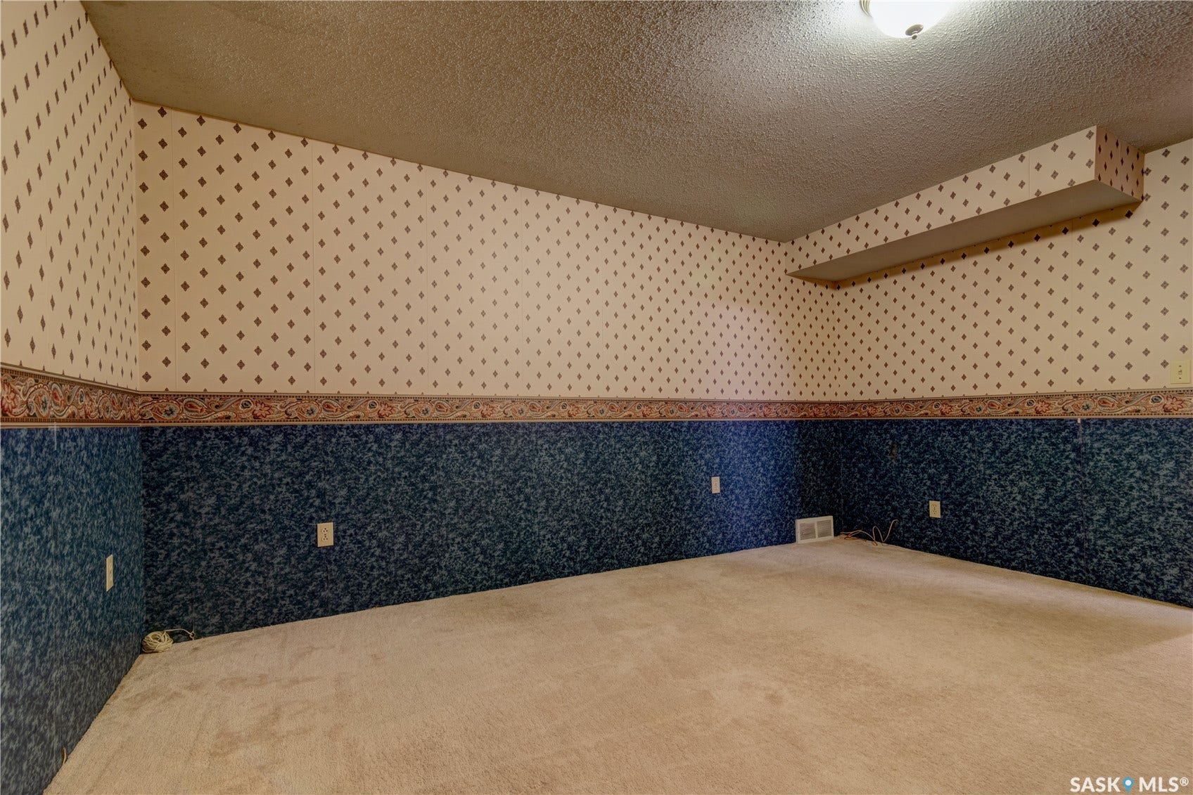 Recessed lighting, patterned wallpaper, wall-mounted light fixture, carpeted flooring