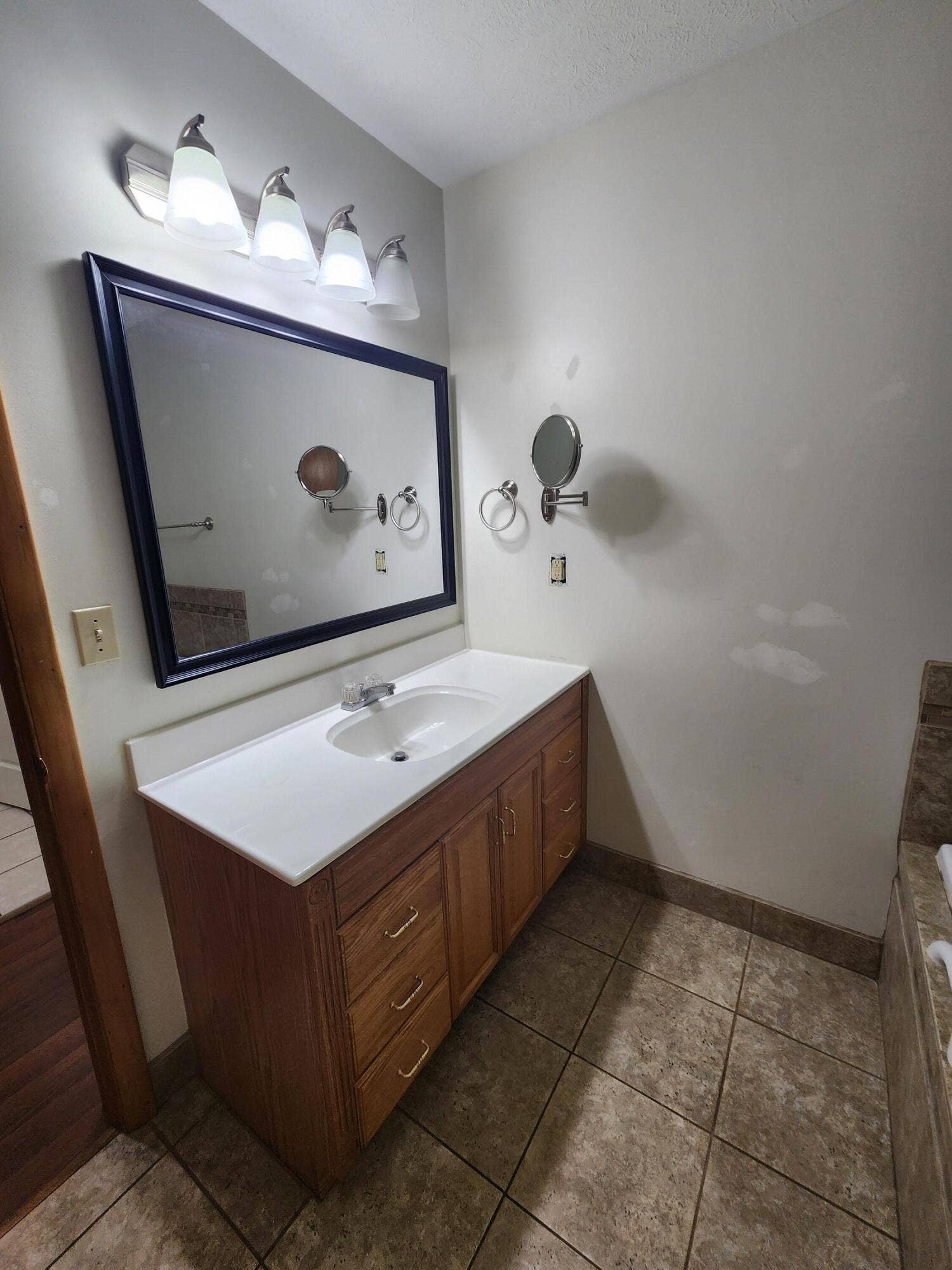 610 Double O Nine Road, Reeds Spring, MO 65737 HALL BATH