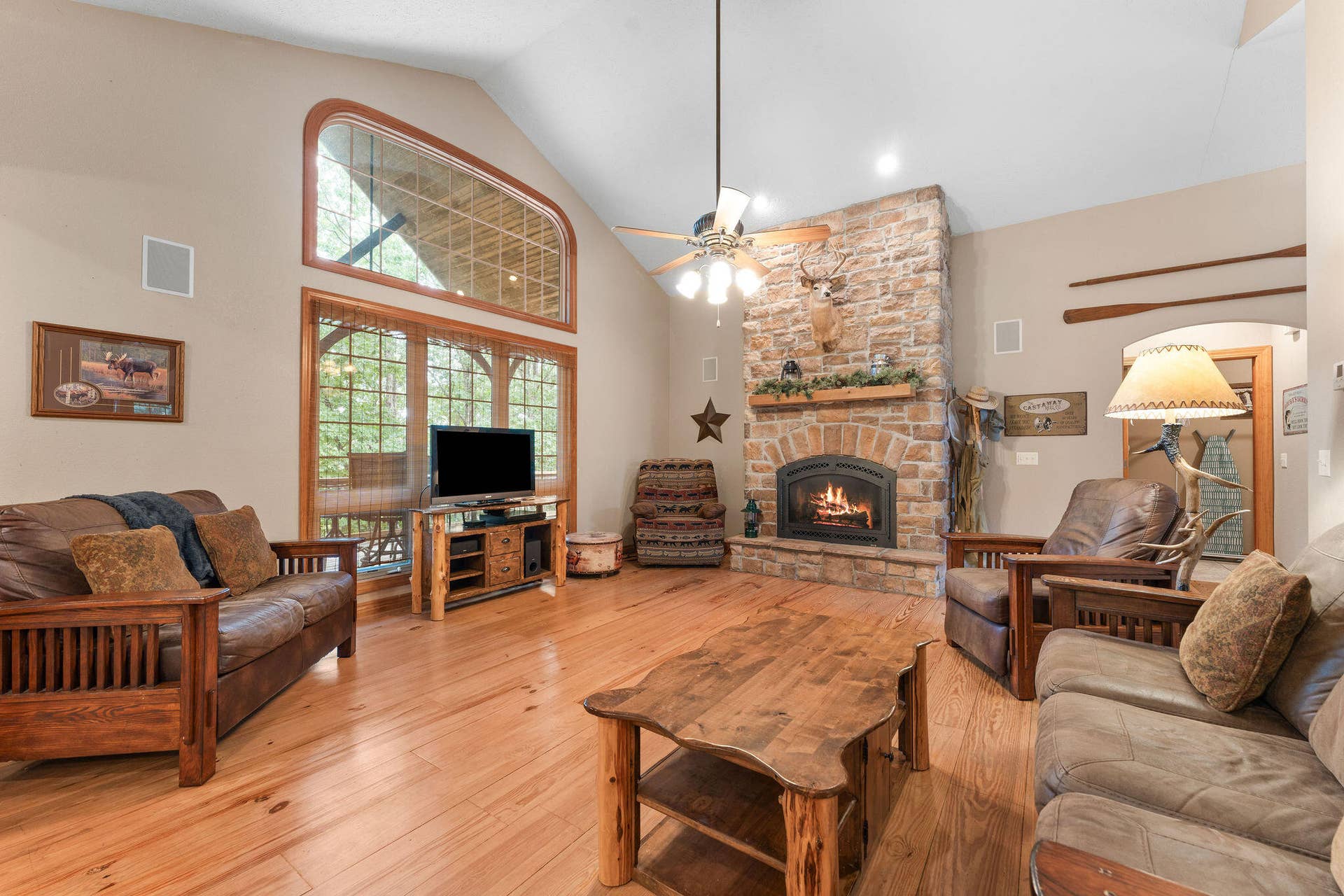 2296 Talking Rocks Road, Branson West, MO 65737 High-End Lodge Furnishings