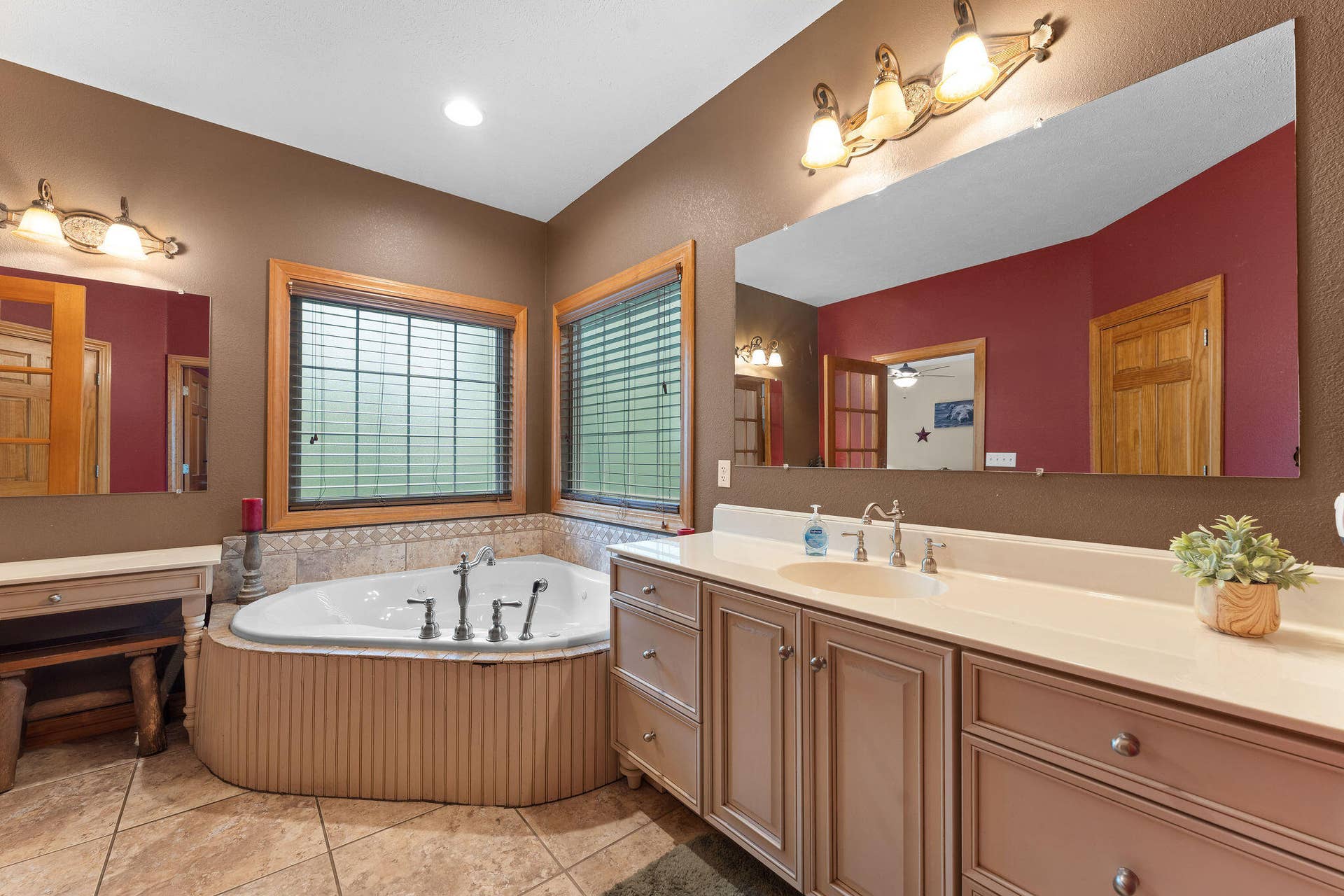 2296 Talking Rocks Road, Branson West, MO 65737 Makeup Vanity
