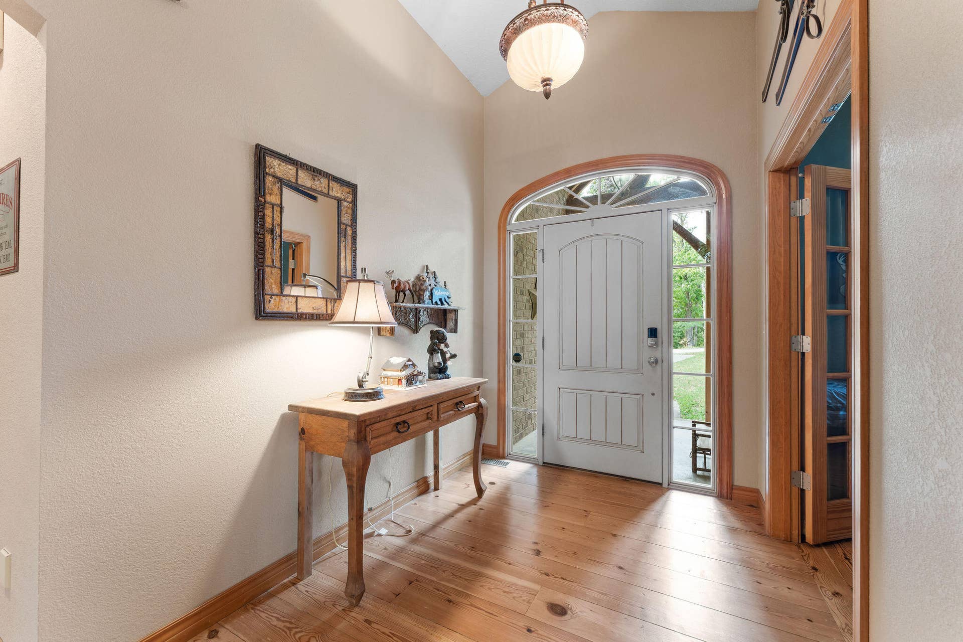 2296 Talking Rocks Road, Branson West, MO 65737 Foyer
