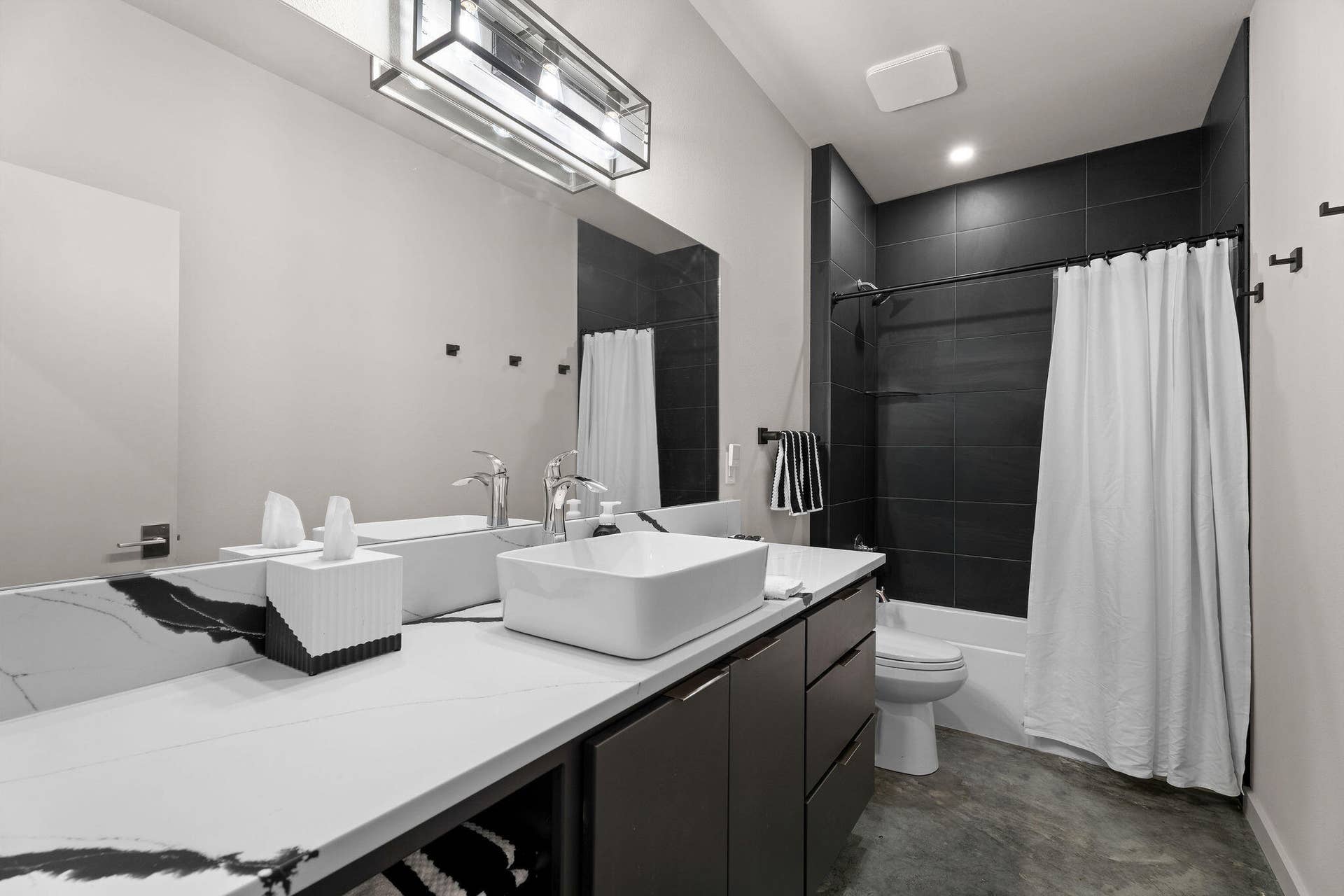 176 Canada Drive, Branson West, MO 65737 Downstairs Bathroom