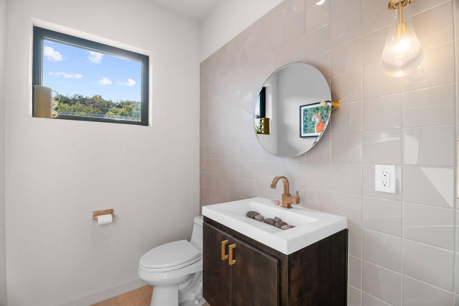 176 Canada Drive, Branson West, MO 65737 Guest Half Bath