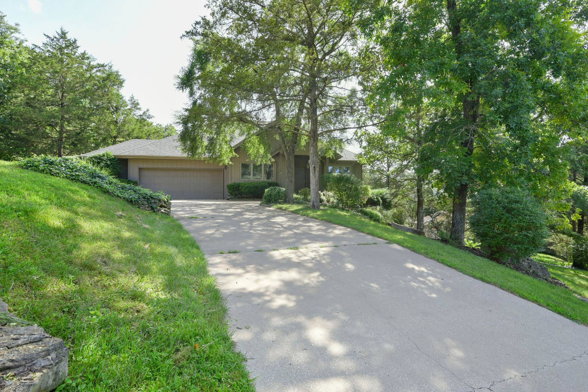 1304 Stoneycreek Lane, Branson West, MO 65737 Drive way