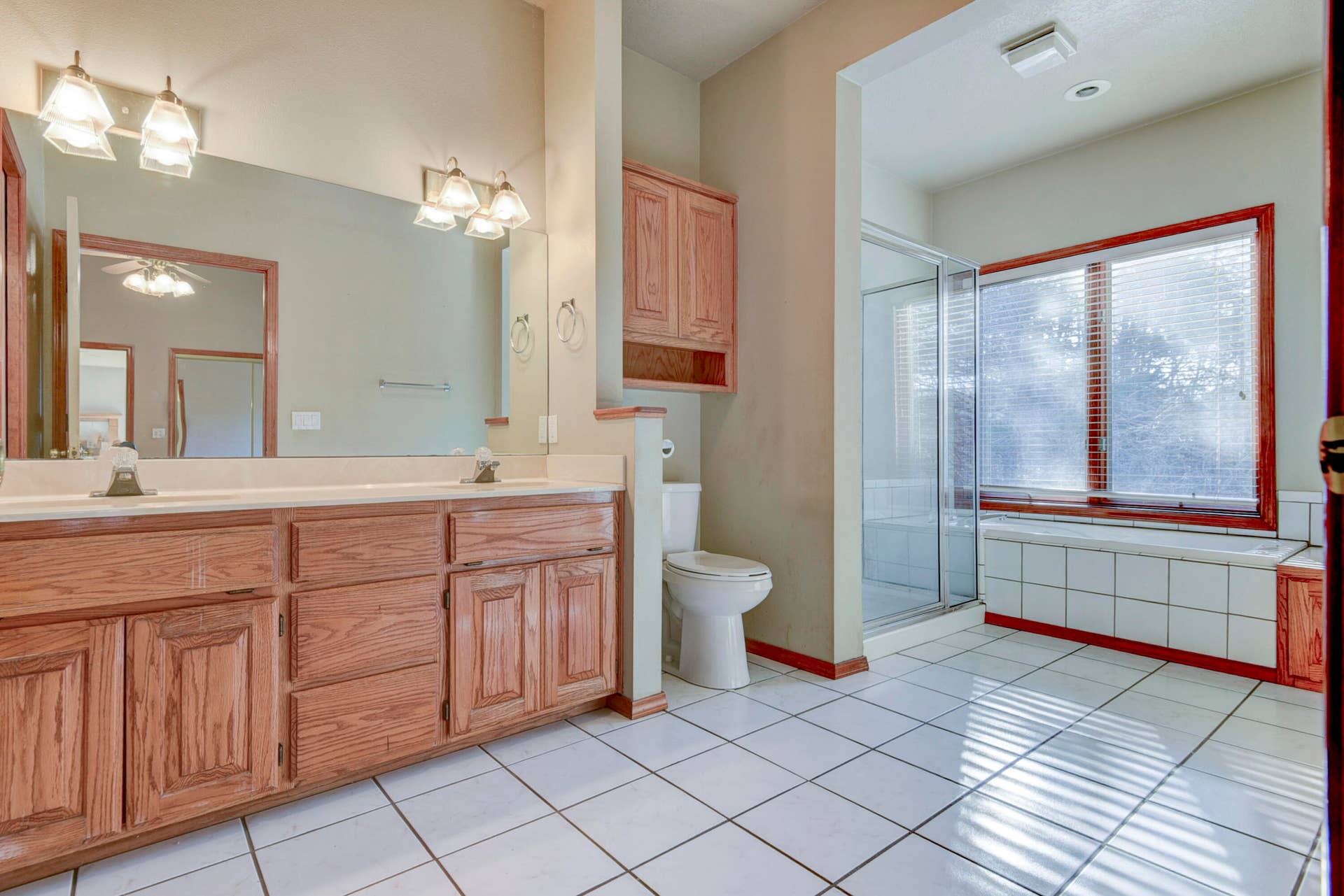 1304 Stoneycreek Lane, Branson West, MO 65737 Double Vanity
