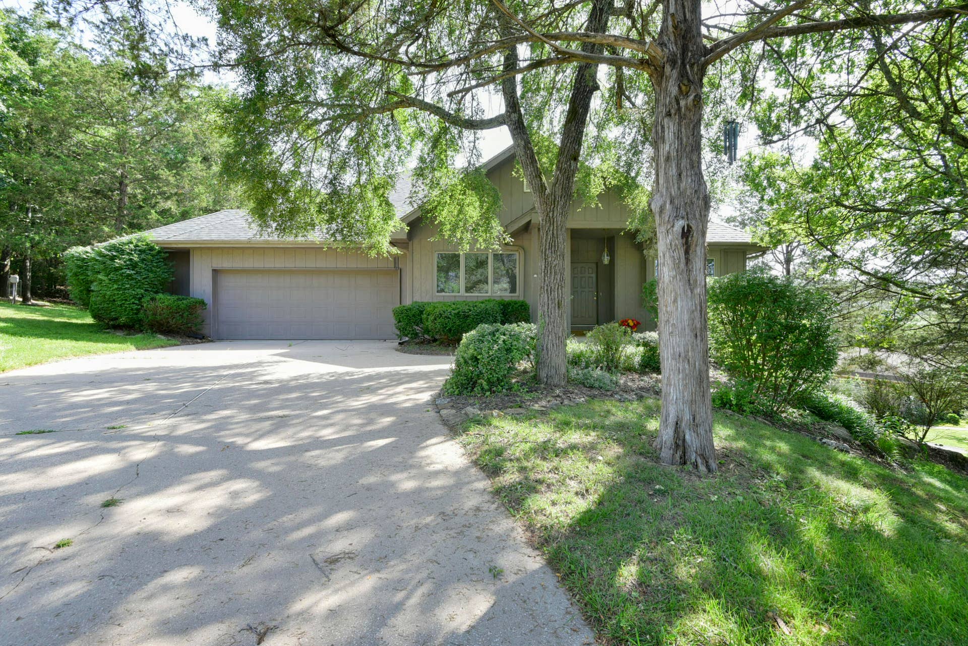1304 Stoneycreek Lane, Branson West, MO 65737 2 Car garage w/ Golf Cart space
