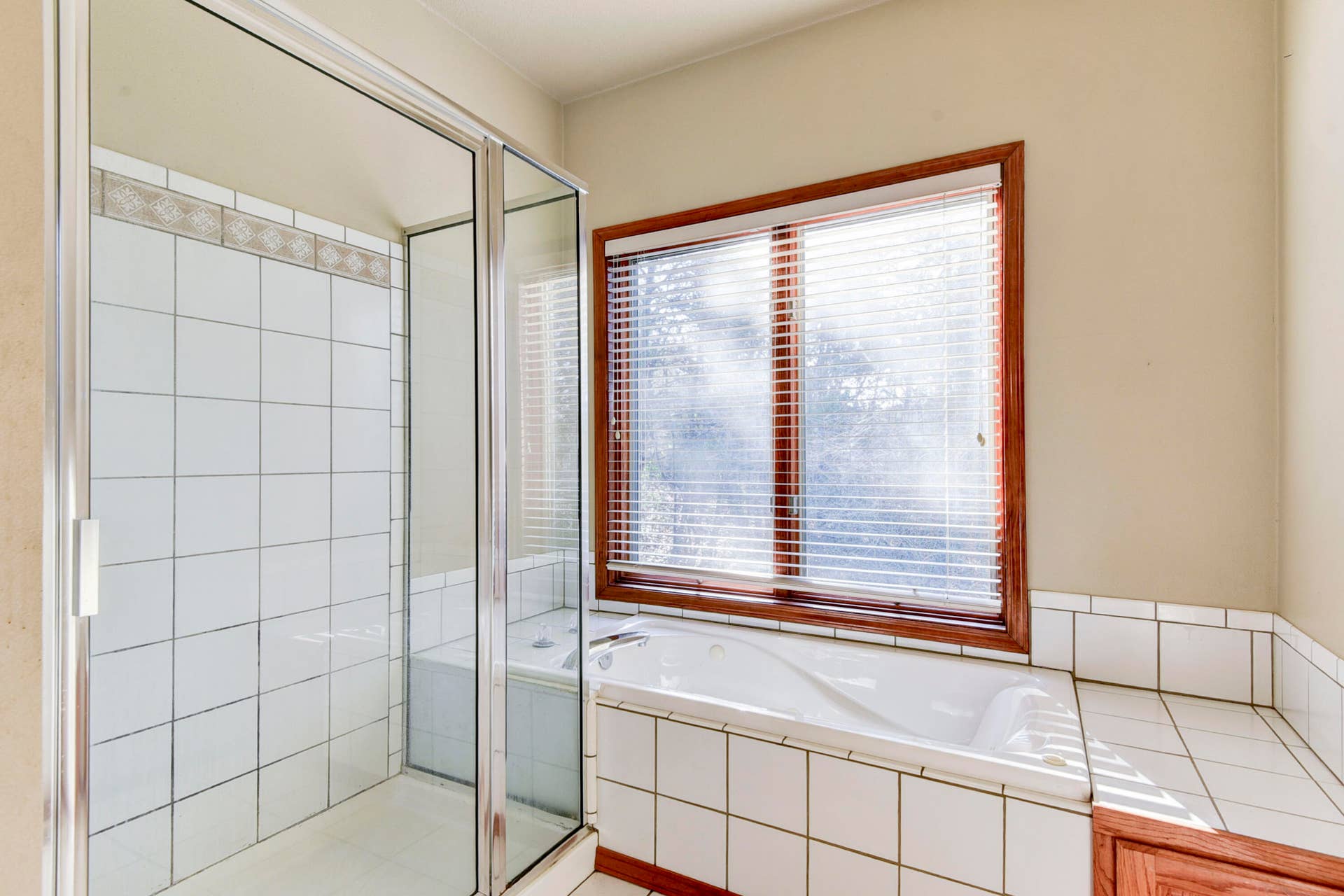 1304 Stoneycreek Lane, Branson West, MO 65737 Shower and Tub