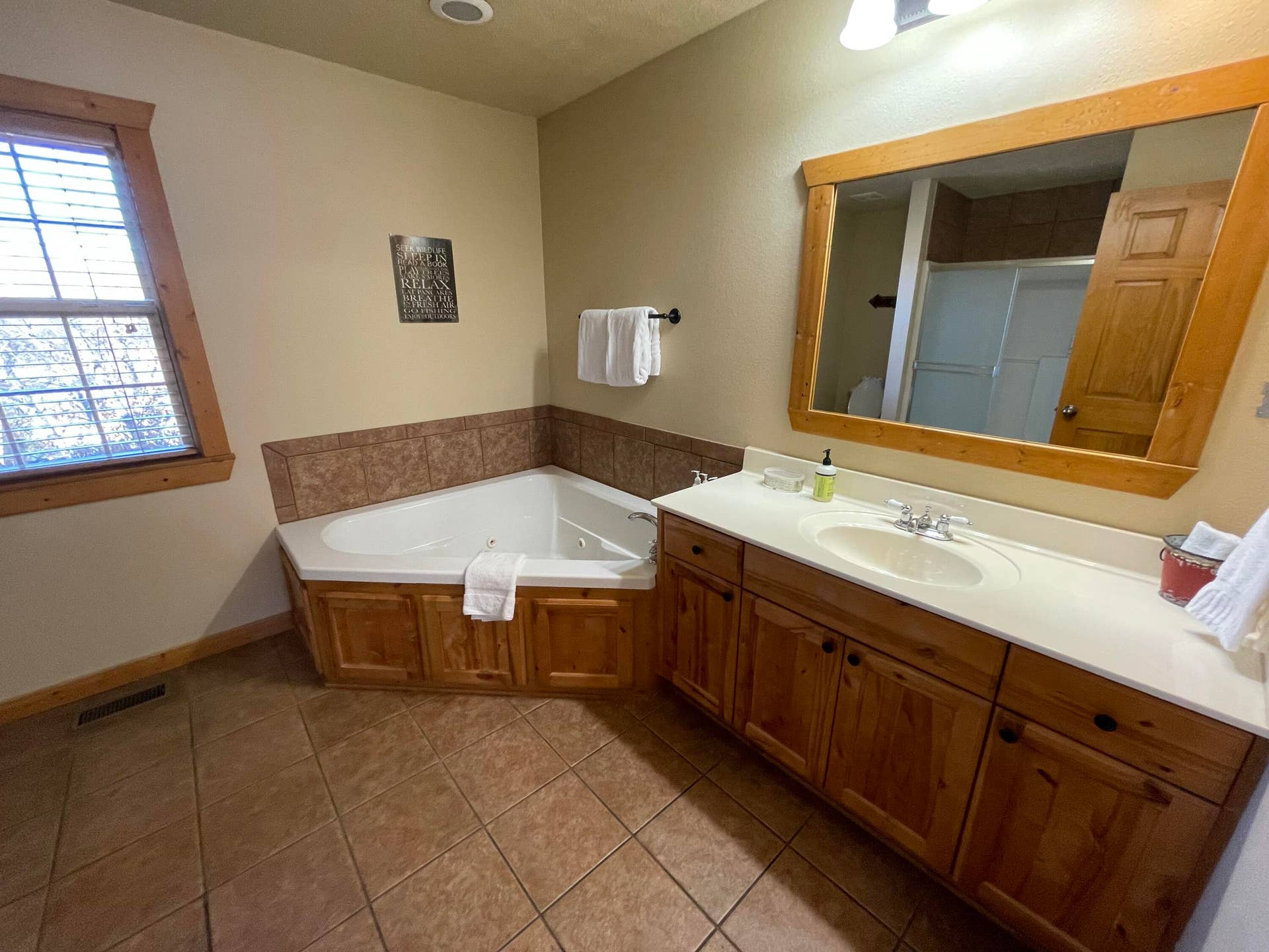 61 Bells Ave., Branson West, MO 65737 Large Jetted Tub