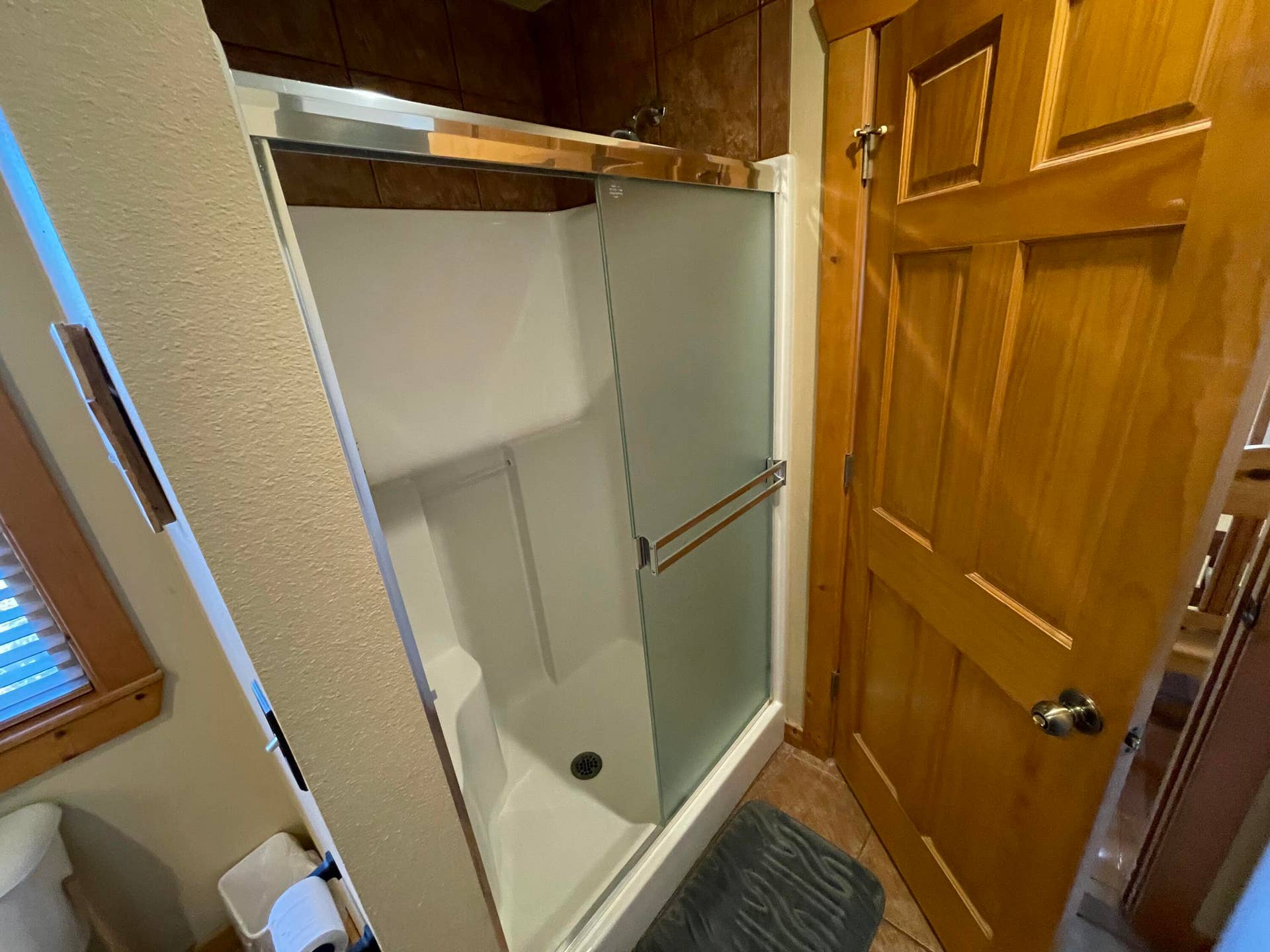 61 Bells Ave., Branson West, MO 65737 Step In Shower