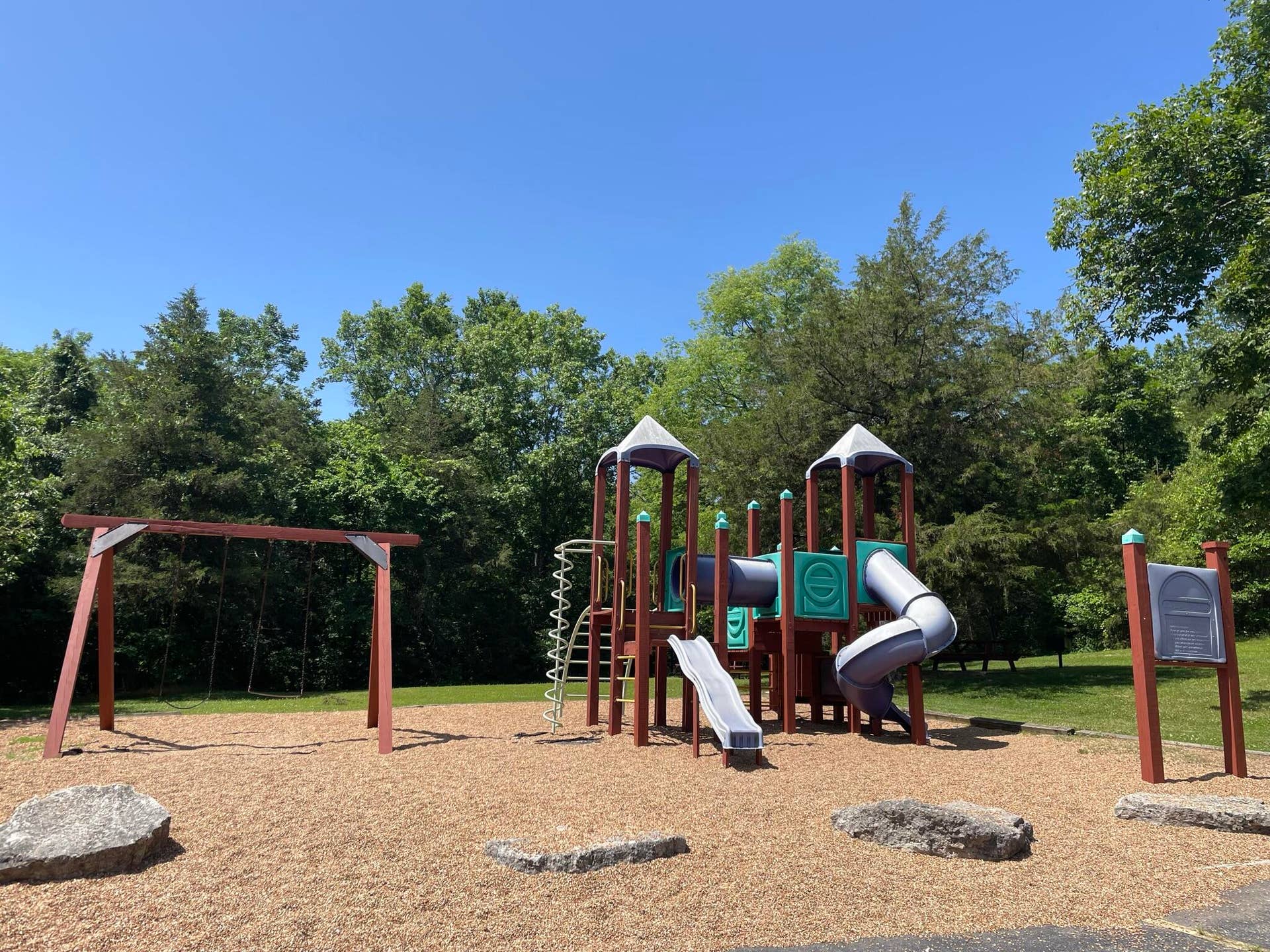 61 Bells Ave., Branson West, MO 65737 2.0 Clubhouse Playground