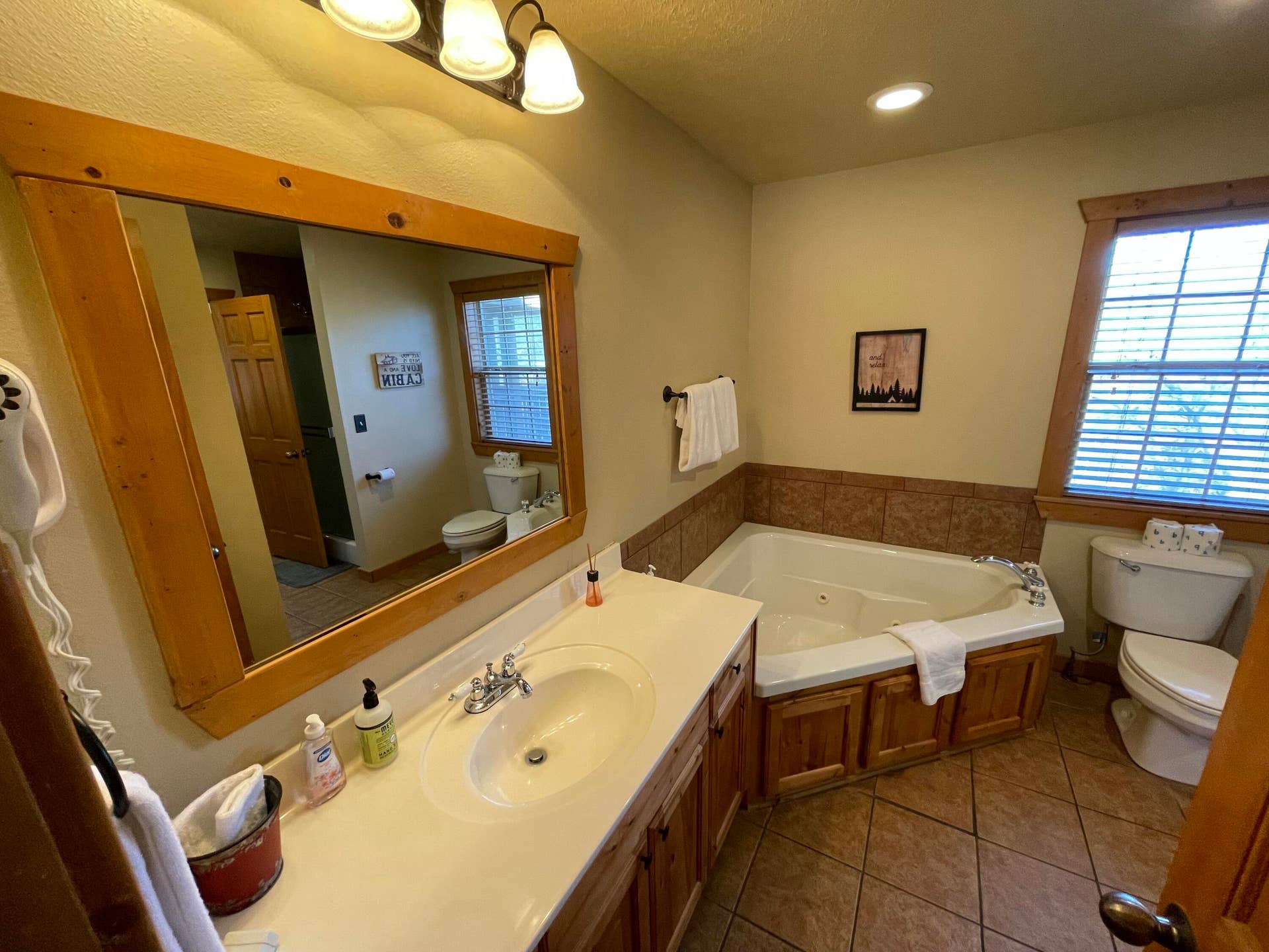 61 Bells Ave., Branson West, MO 65737 Large Jetted Tub