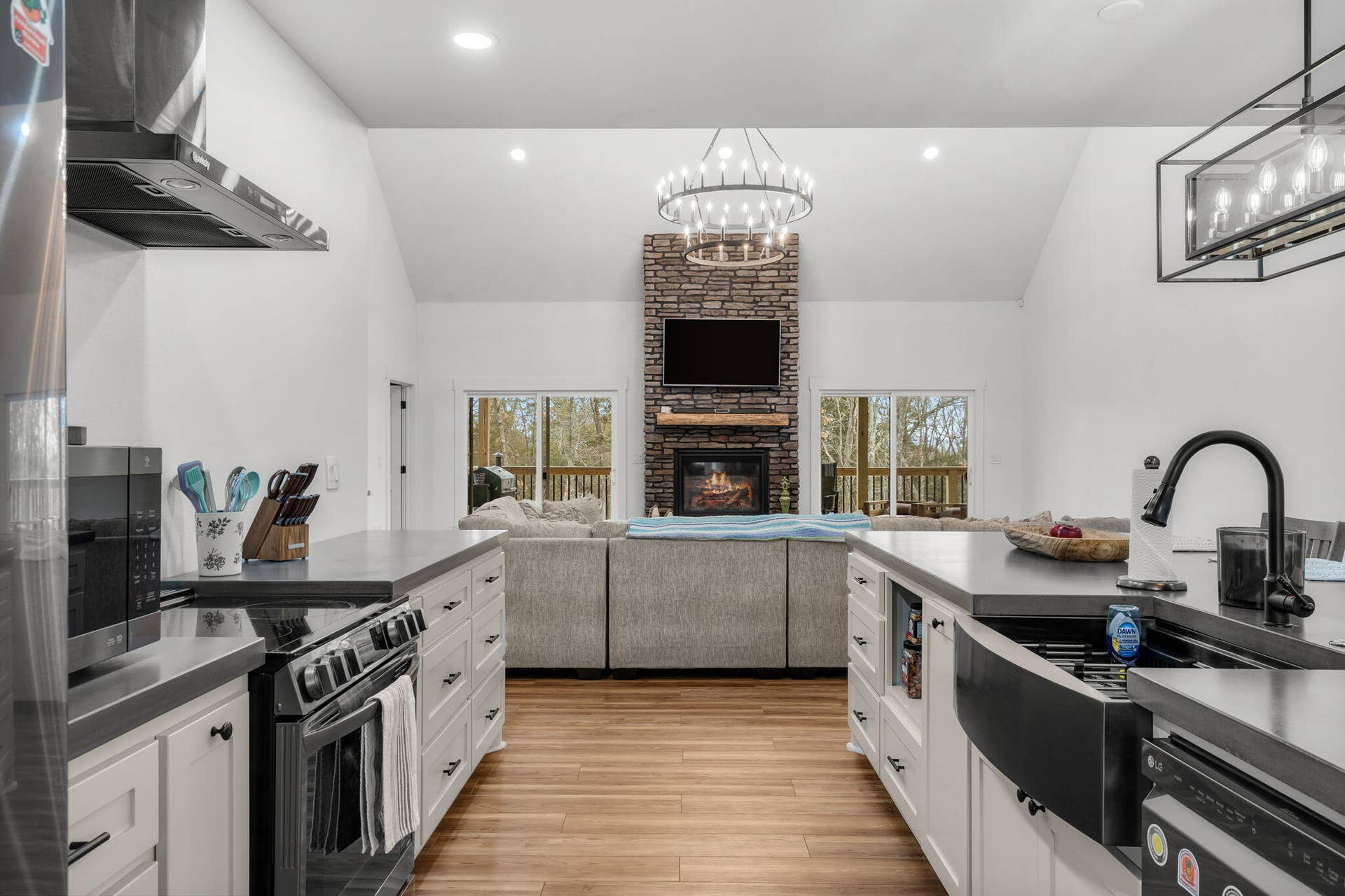 789-Breezy-Pt-Home-Chef-Kitchen