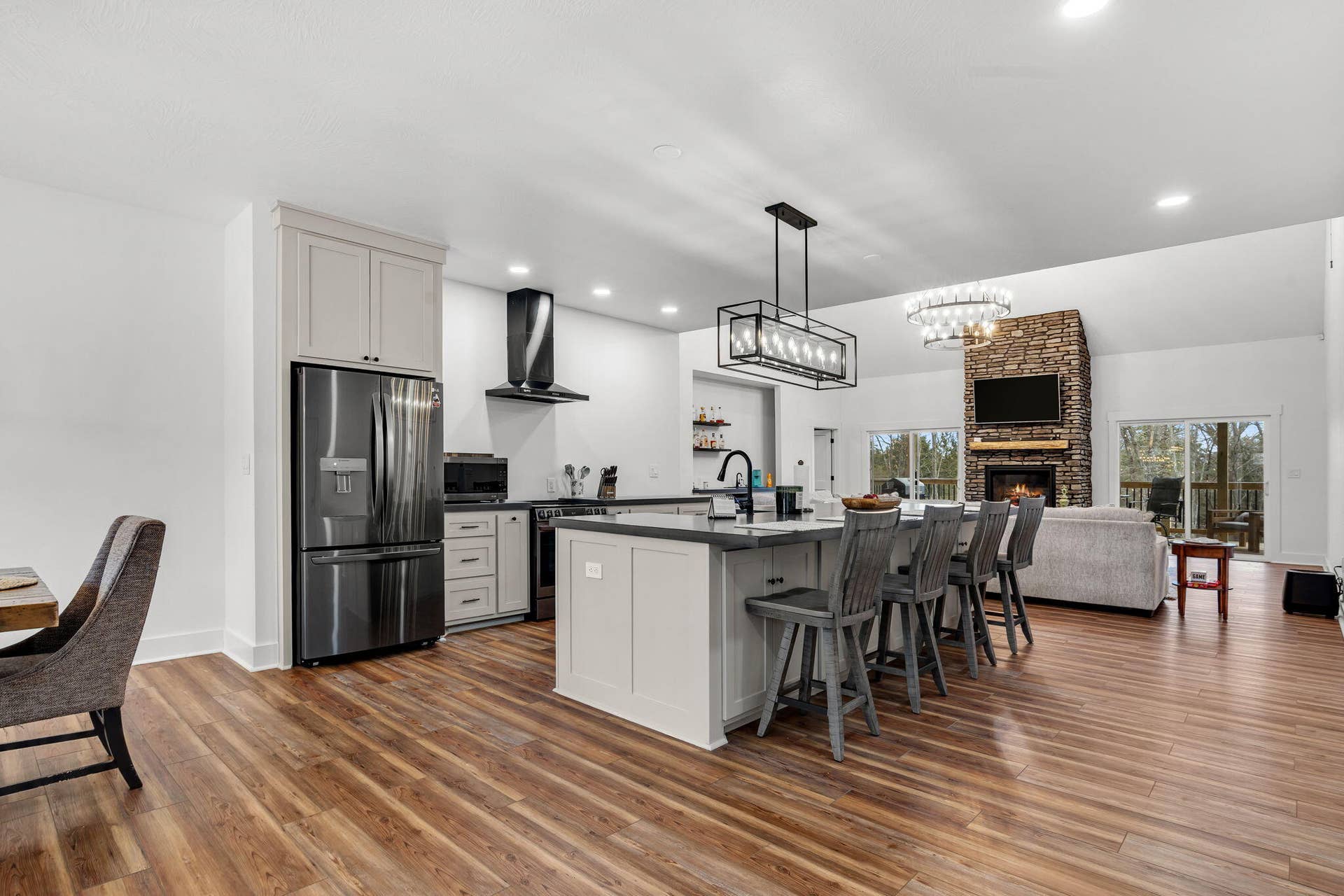 789-Breezy-Pt-Modern-Interior