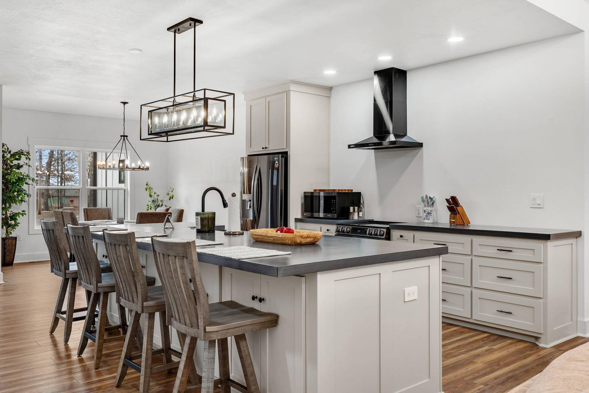 789-Breezy-Pt-Modern-Dining