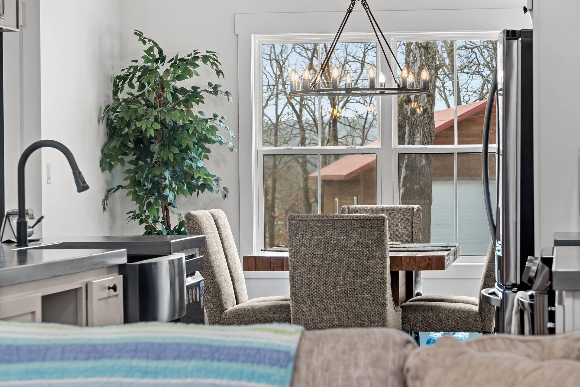789-Breezy-Pt-Bright-Indoor-Home