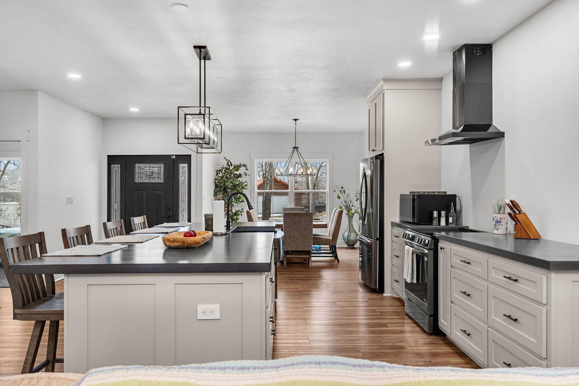 789-Breezy-Pt-Kitchen-Entertaining