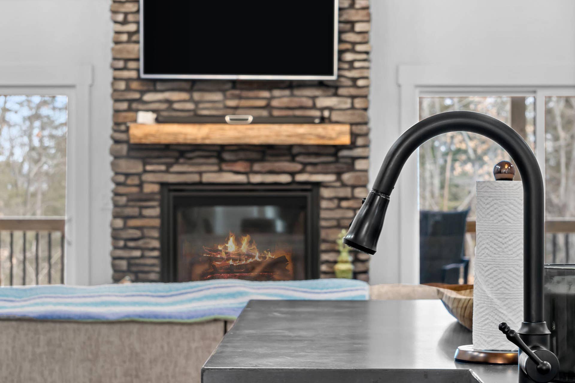789-Breezy-Pt-Open-Concept-Kitchen