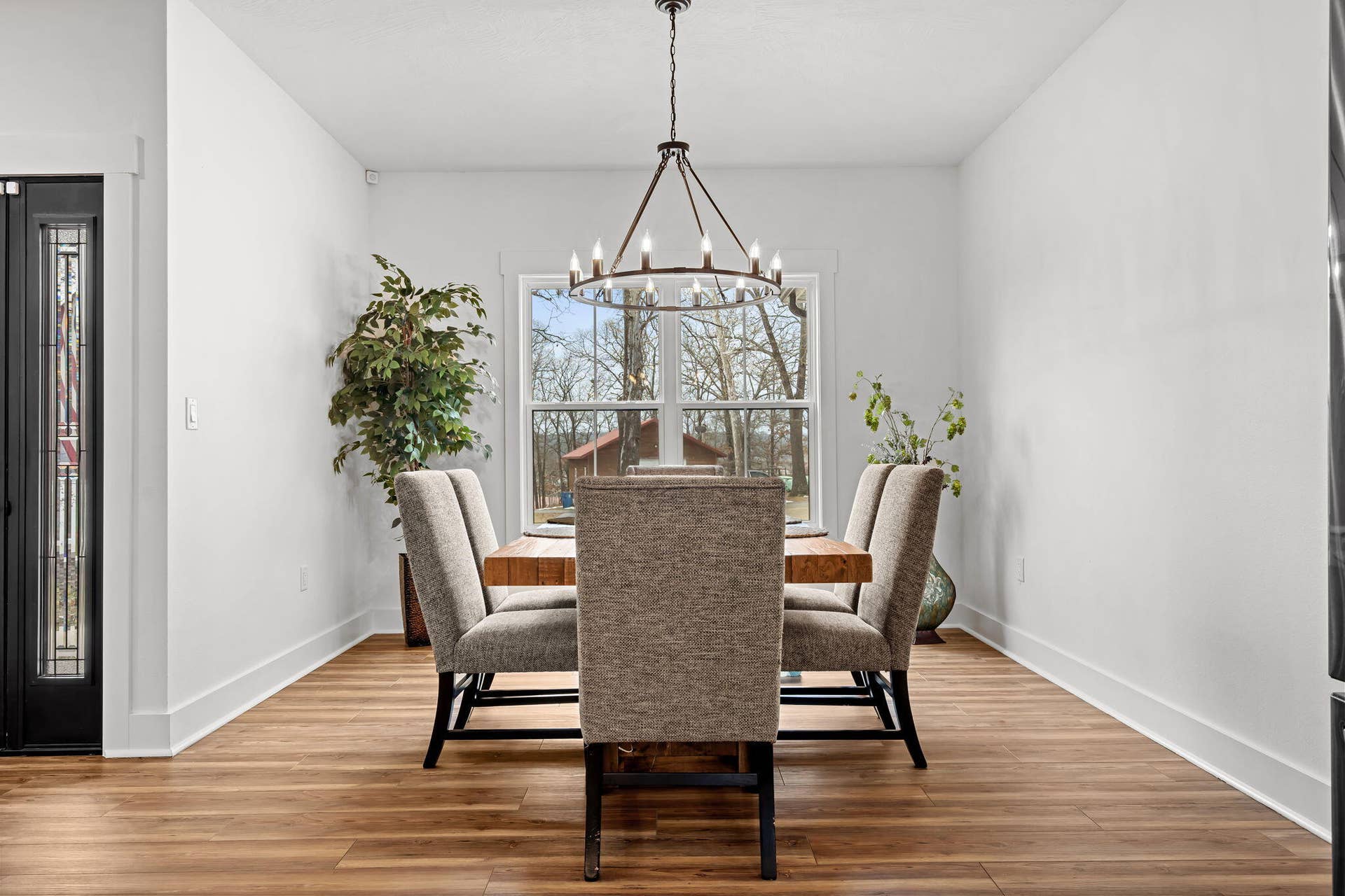 789-Breezy-Pt-Dining-Windows-Light