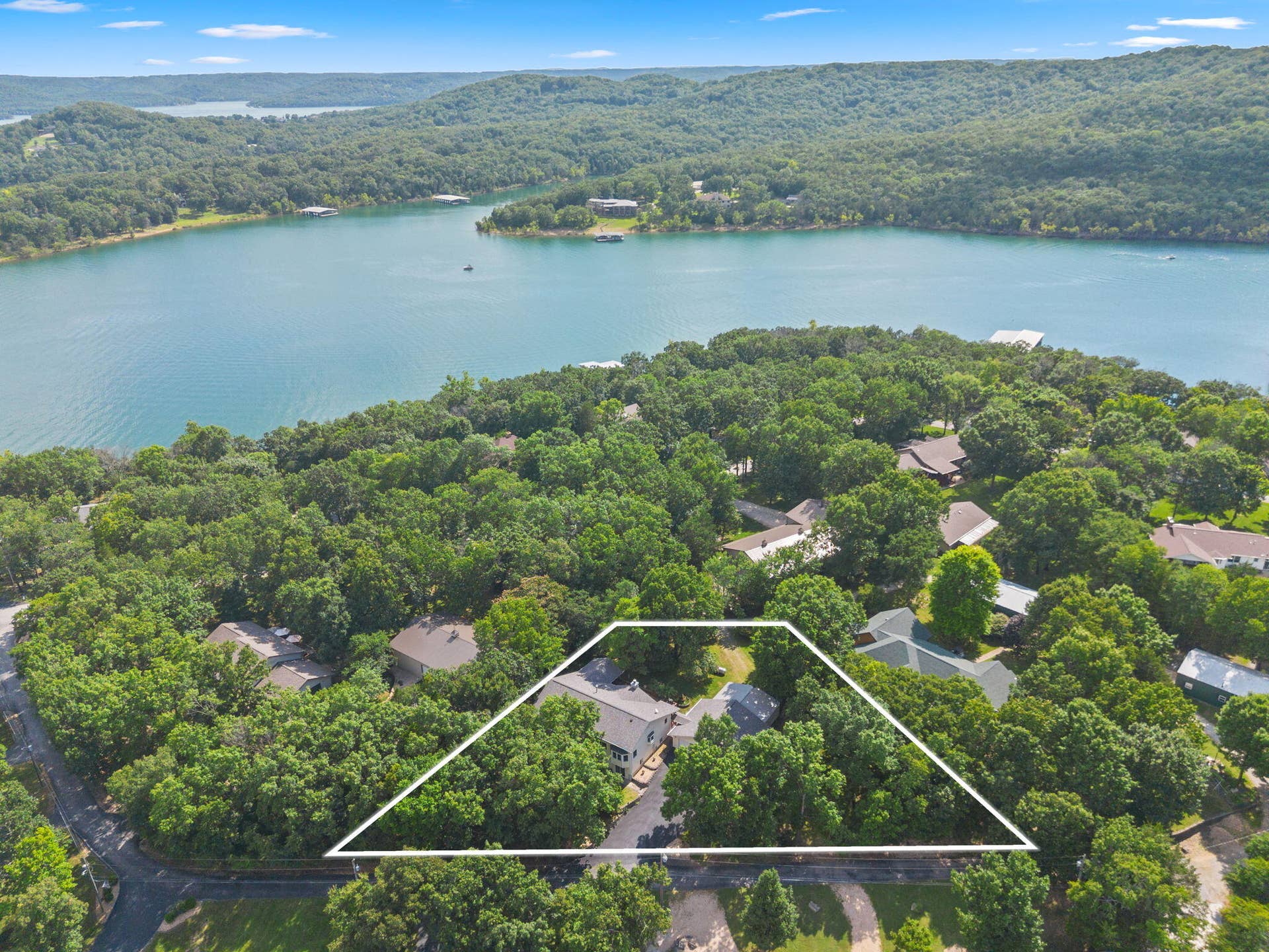 127-Trails-End-St-Lake-Close-Living