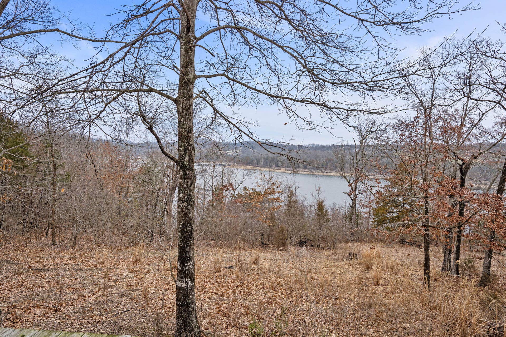 Expansive Lake Living!