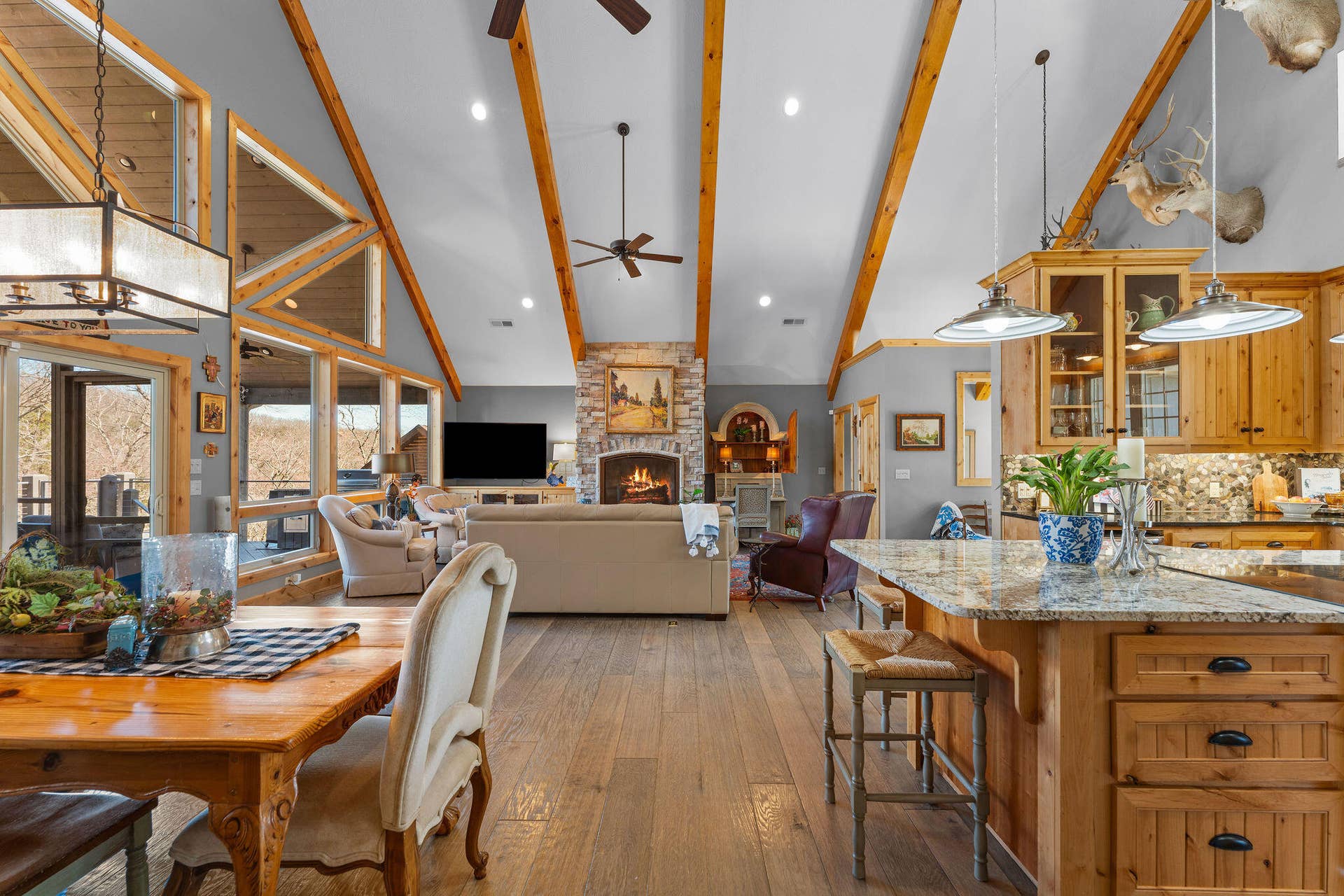 429 Hidden Shores Drive, Branson West, MO 65737 Beautiful Beamed Ceilings