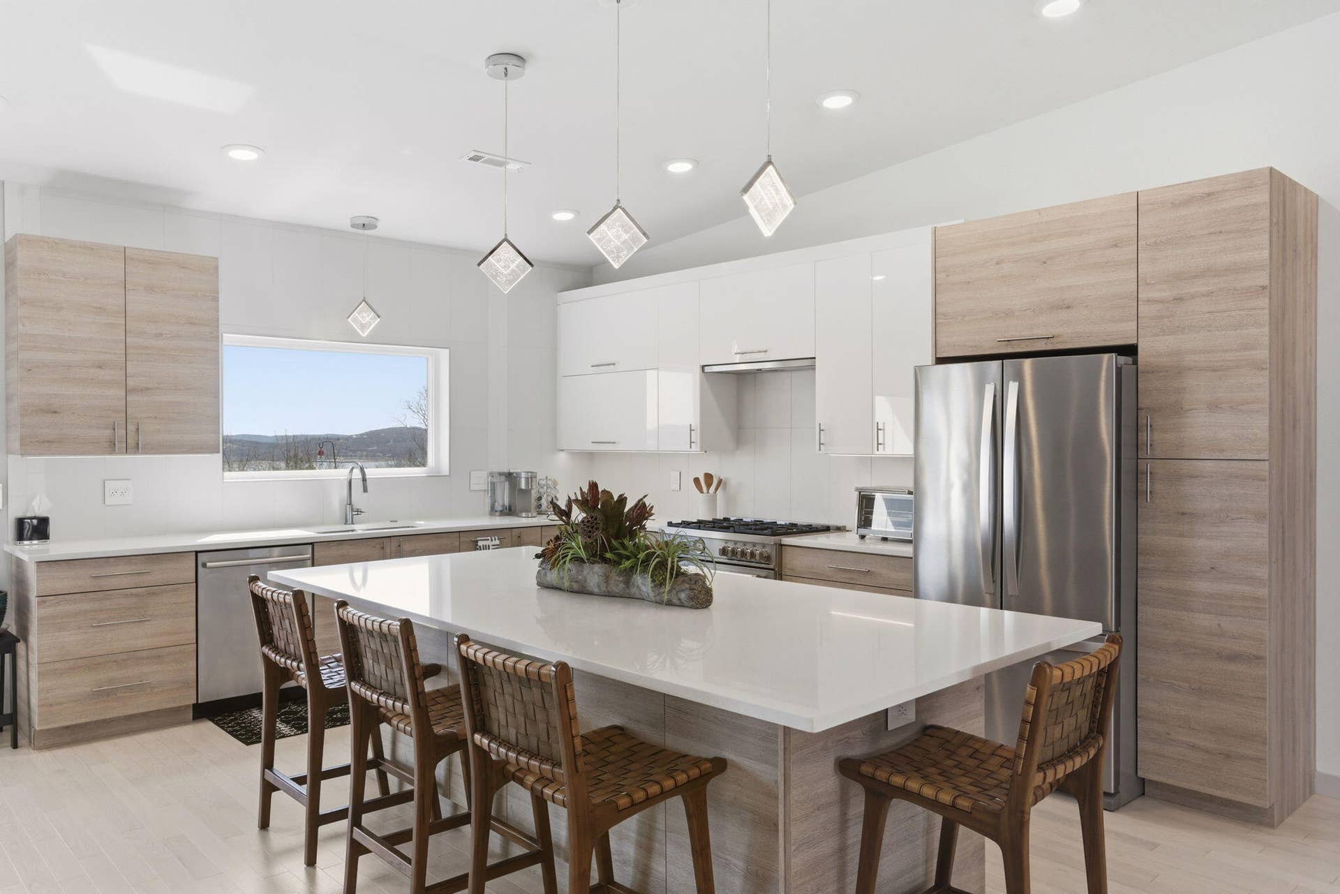 2 N Wilderness Trail, Kimberling City, MO 65686 SOFT CLOSE CABINETS