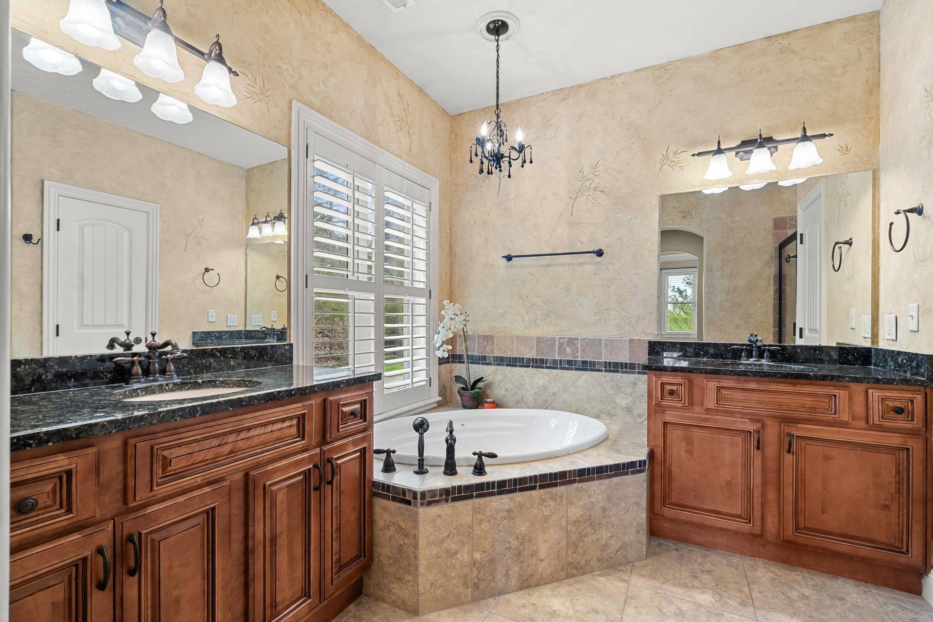 Ensuite Main Bath